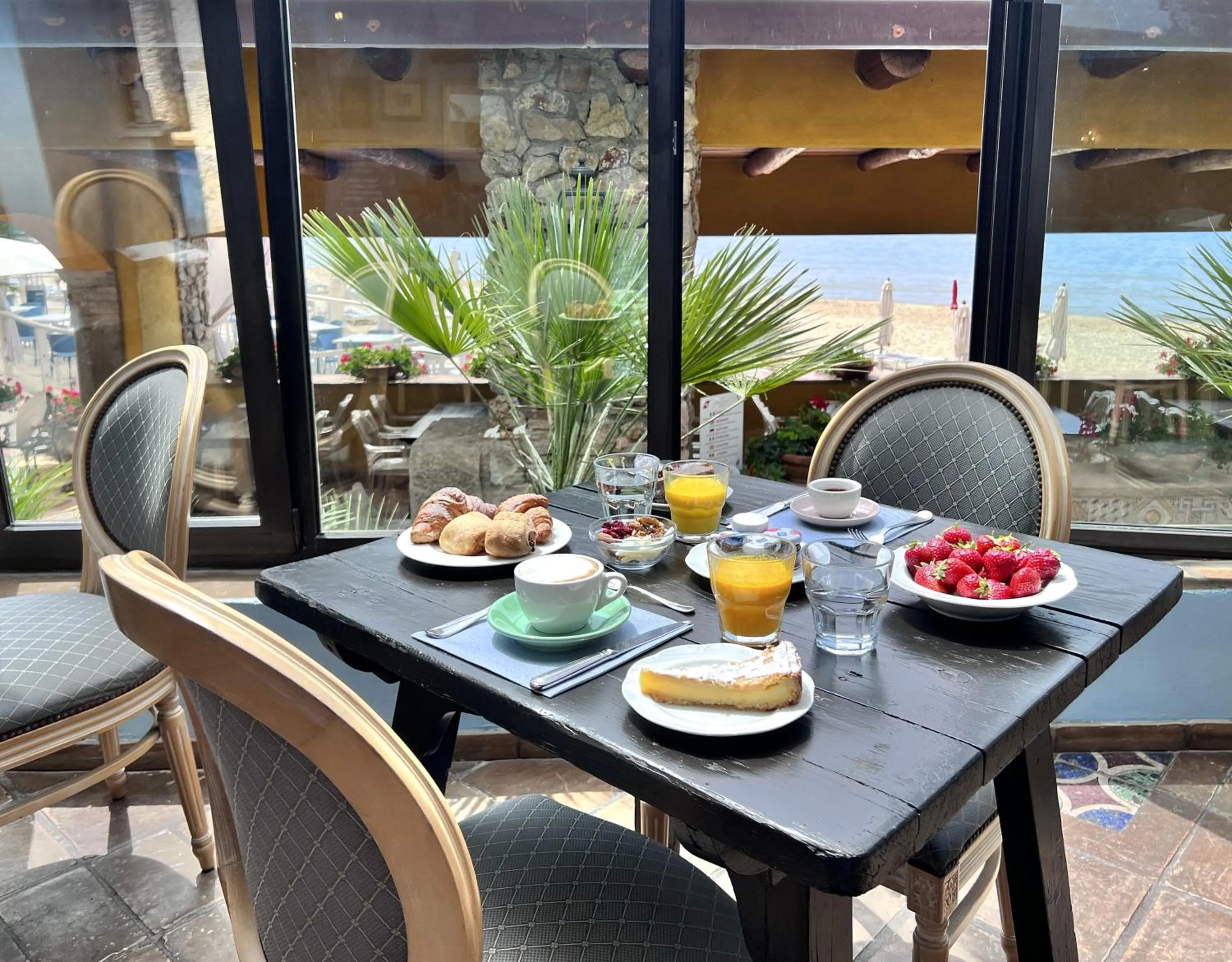 Restaurant/places to eat in Aeneas' Landing Resort