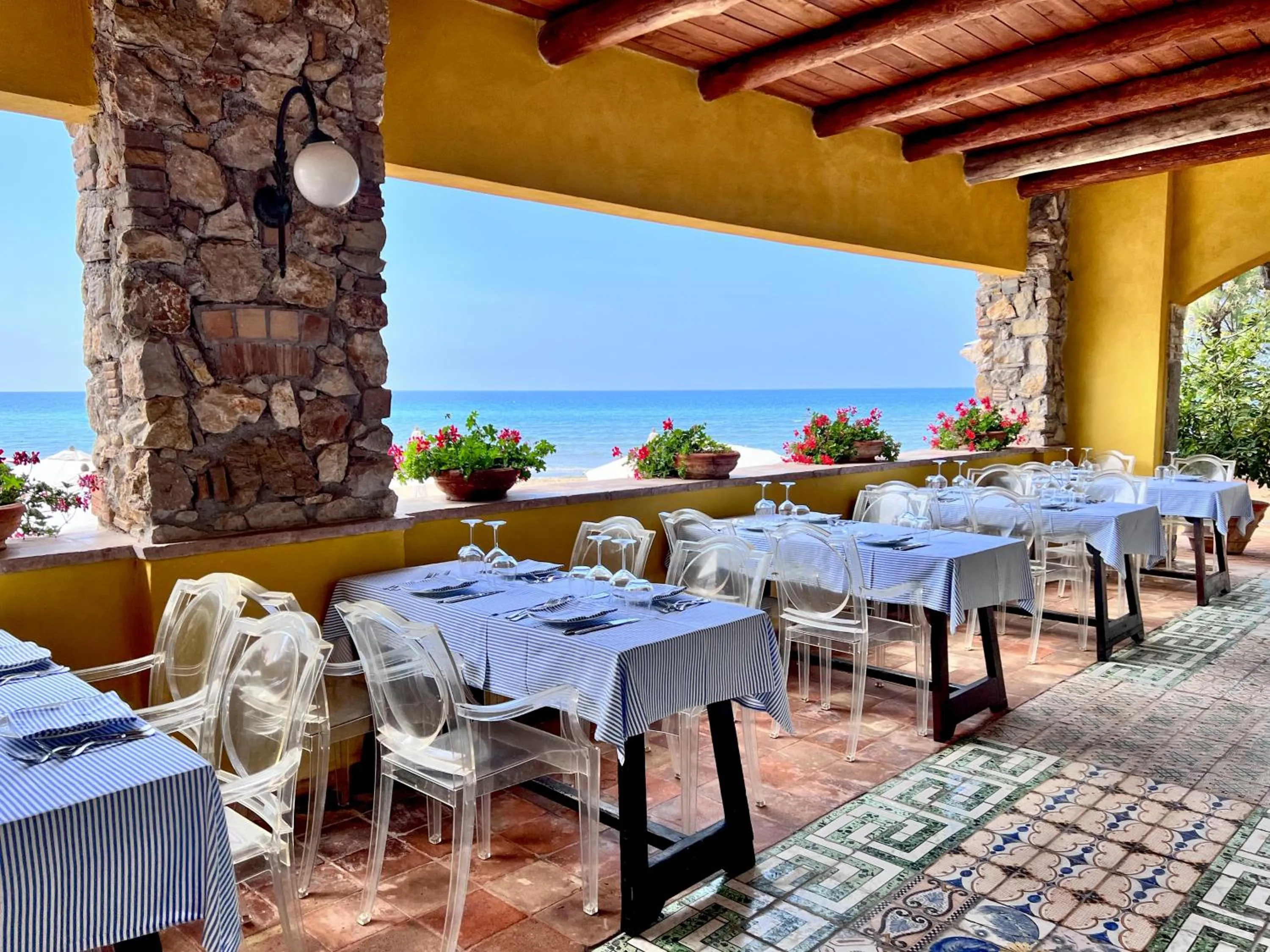 Restaurant/places to eat in Aeneas' Landing Resort