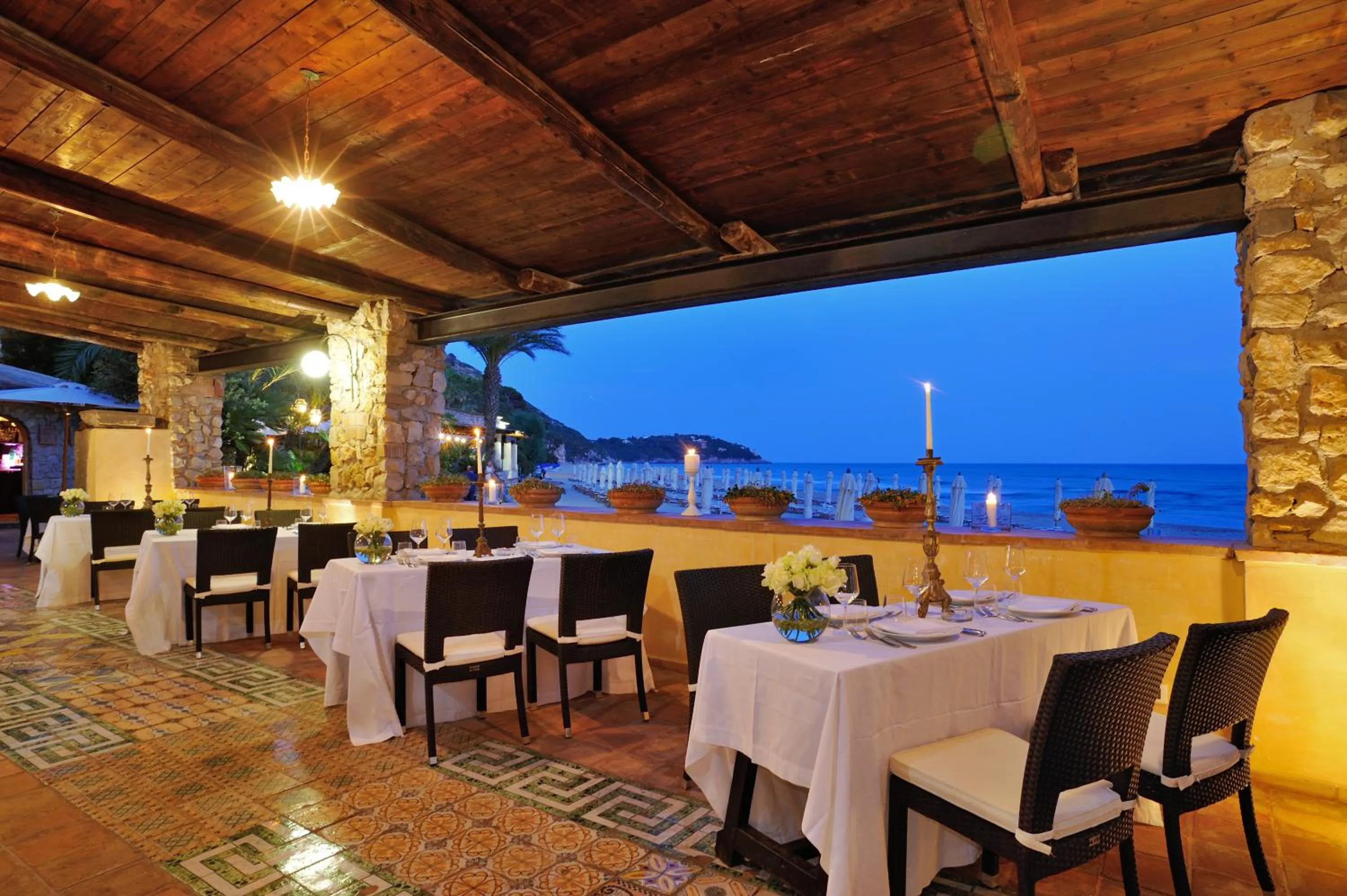 Restaurant/places to eat in Aeneas' Landing Resort