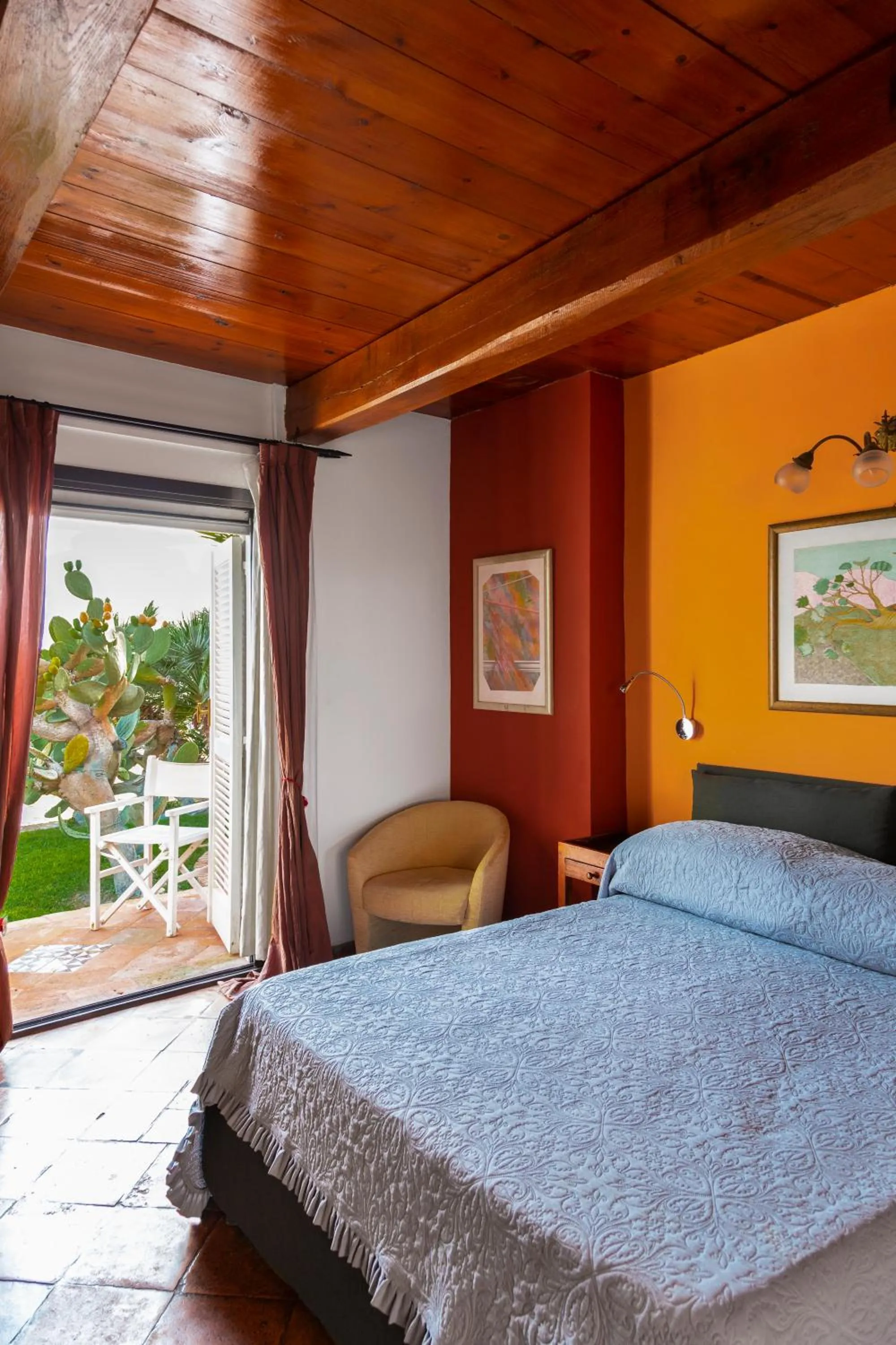 Photo of the whole room, Bed in Aeneas' Landing Resort