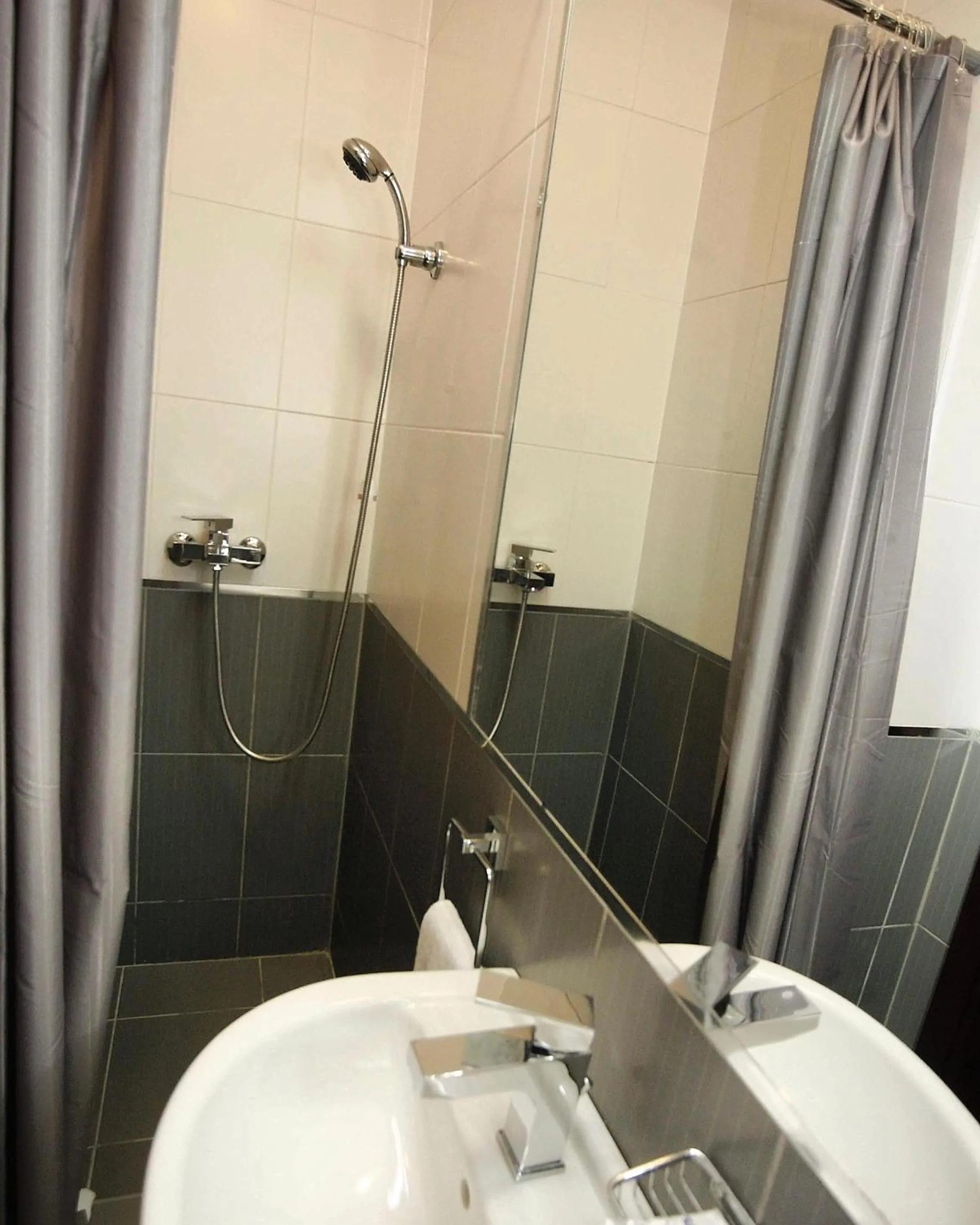 Bathroom in Golden Inn Hotel