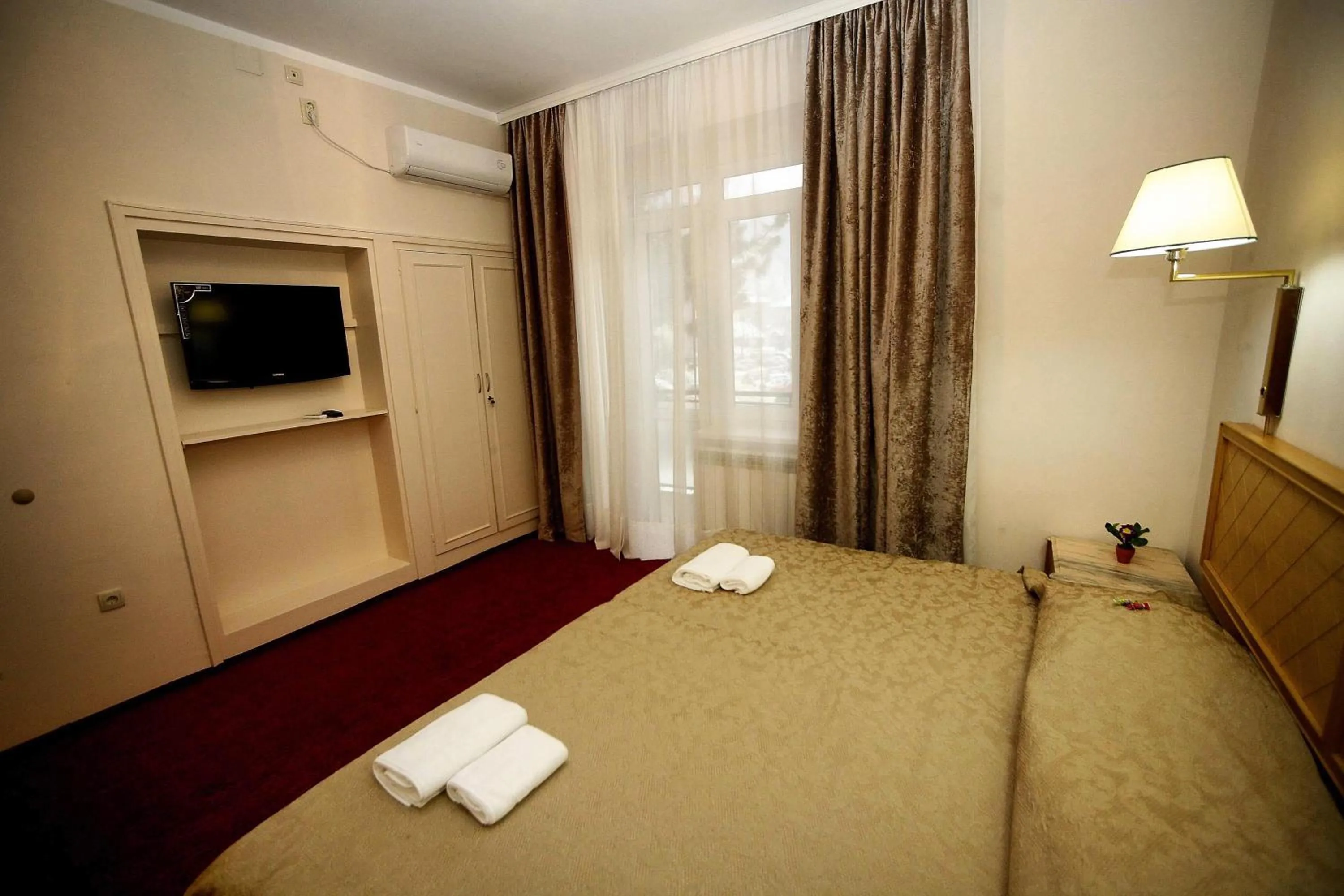 Bedroom, Bed in Golden Inn Hotel