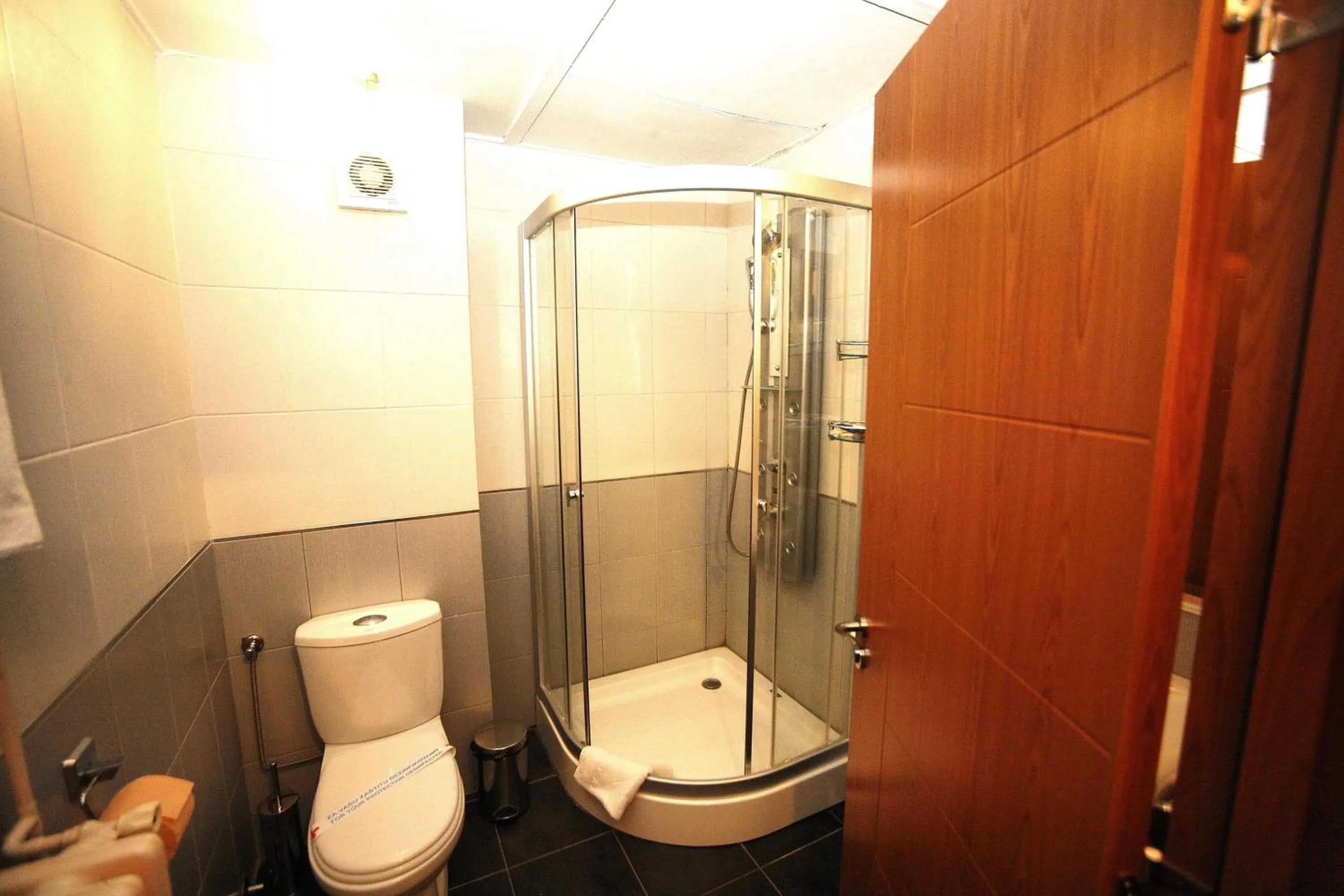 Bathroom in Golden Inn Hotel