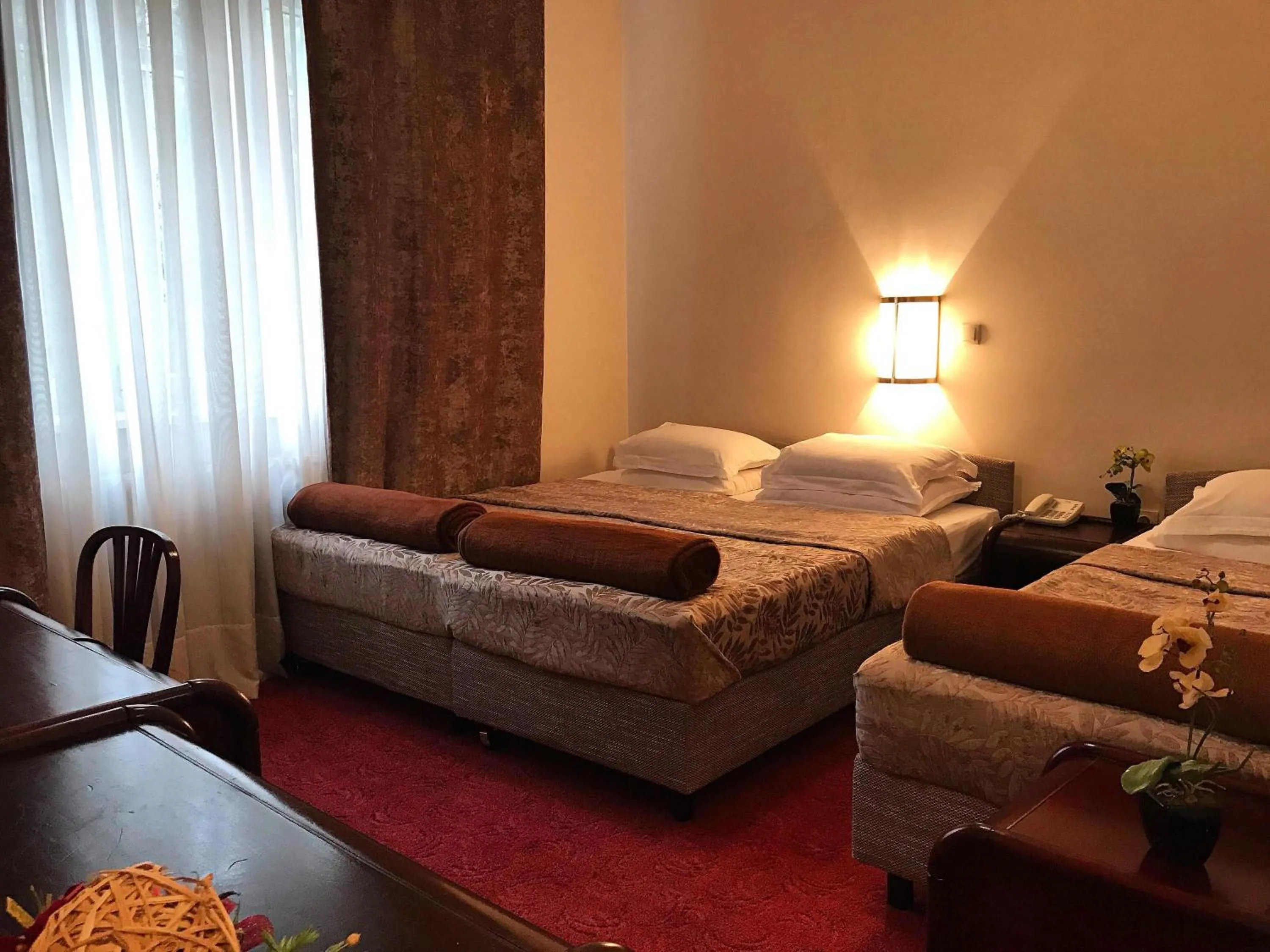 Bedroom, Bed in Golden Inn Hotel