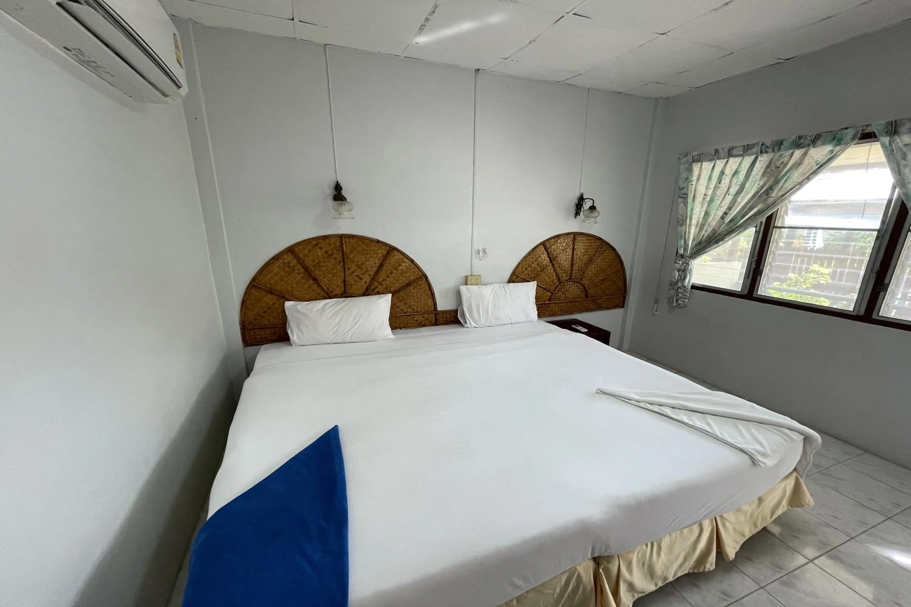 Bedroom, Bed in Sea Breeze Bungalow