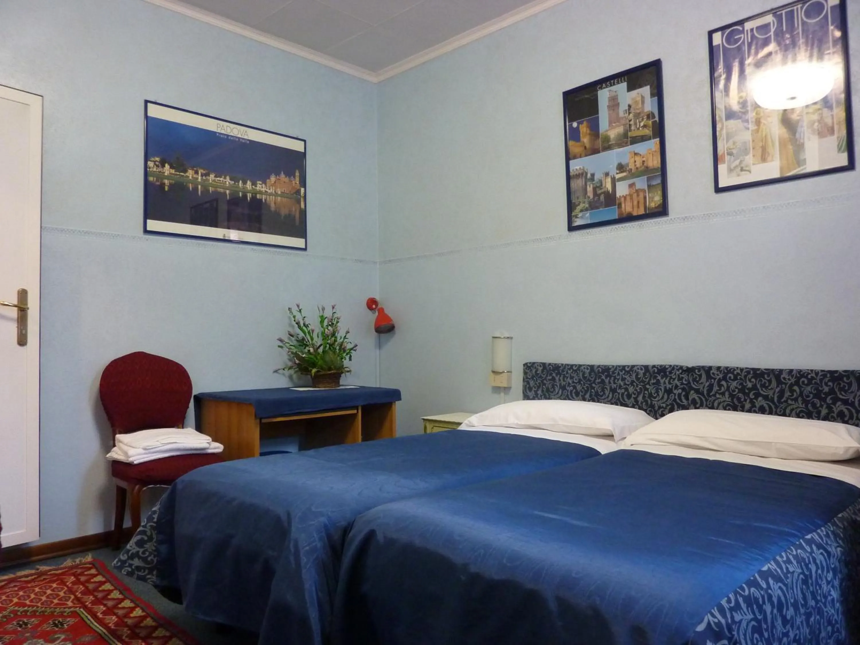 Photo of the whole room, Bed in Albergo Junior