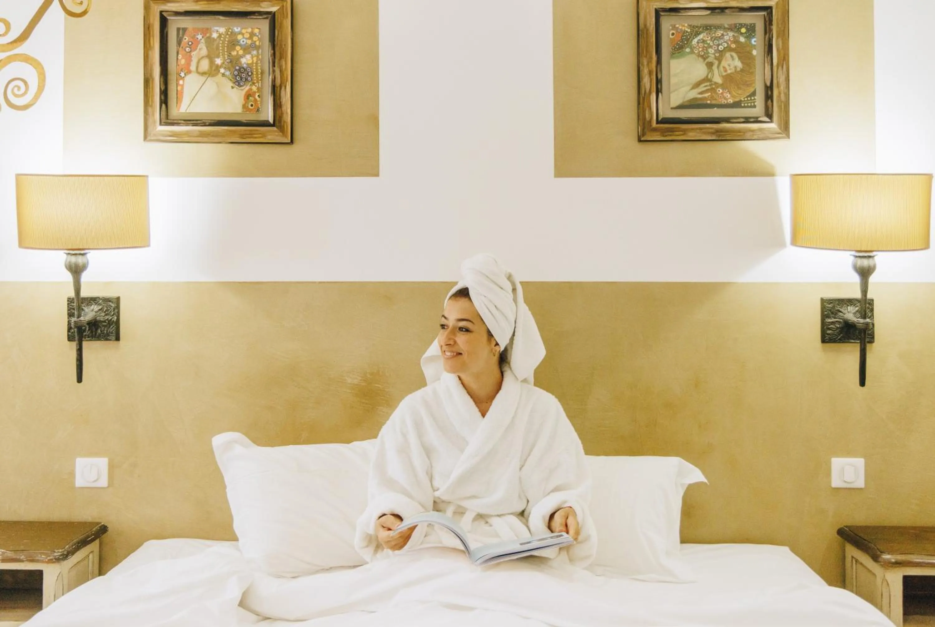 towels, Bed in Hôtel Liberata & Spa