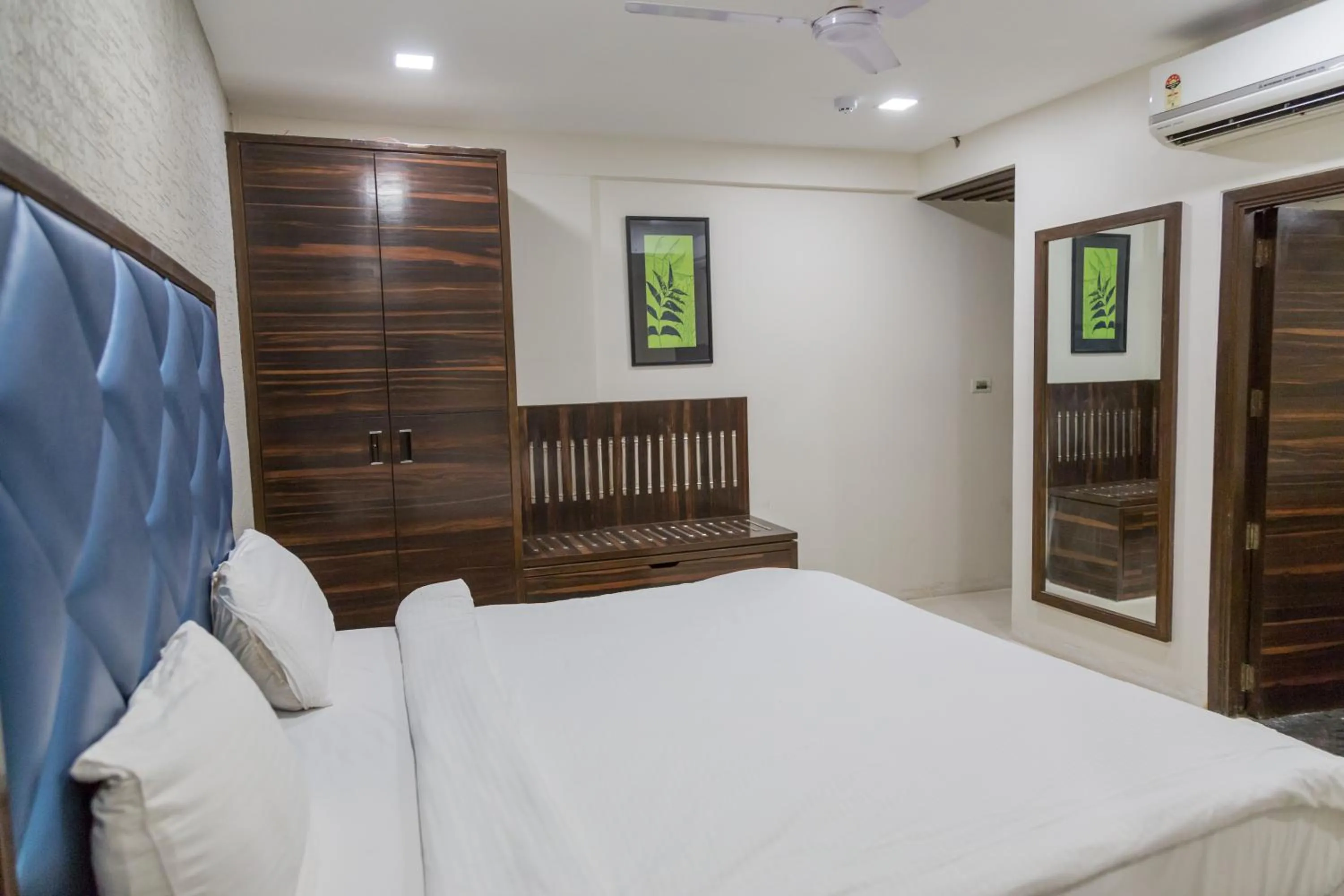 Photo of the whole room, Bed in Ginger Ahmedabad, Satellite