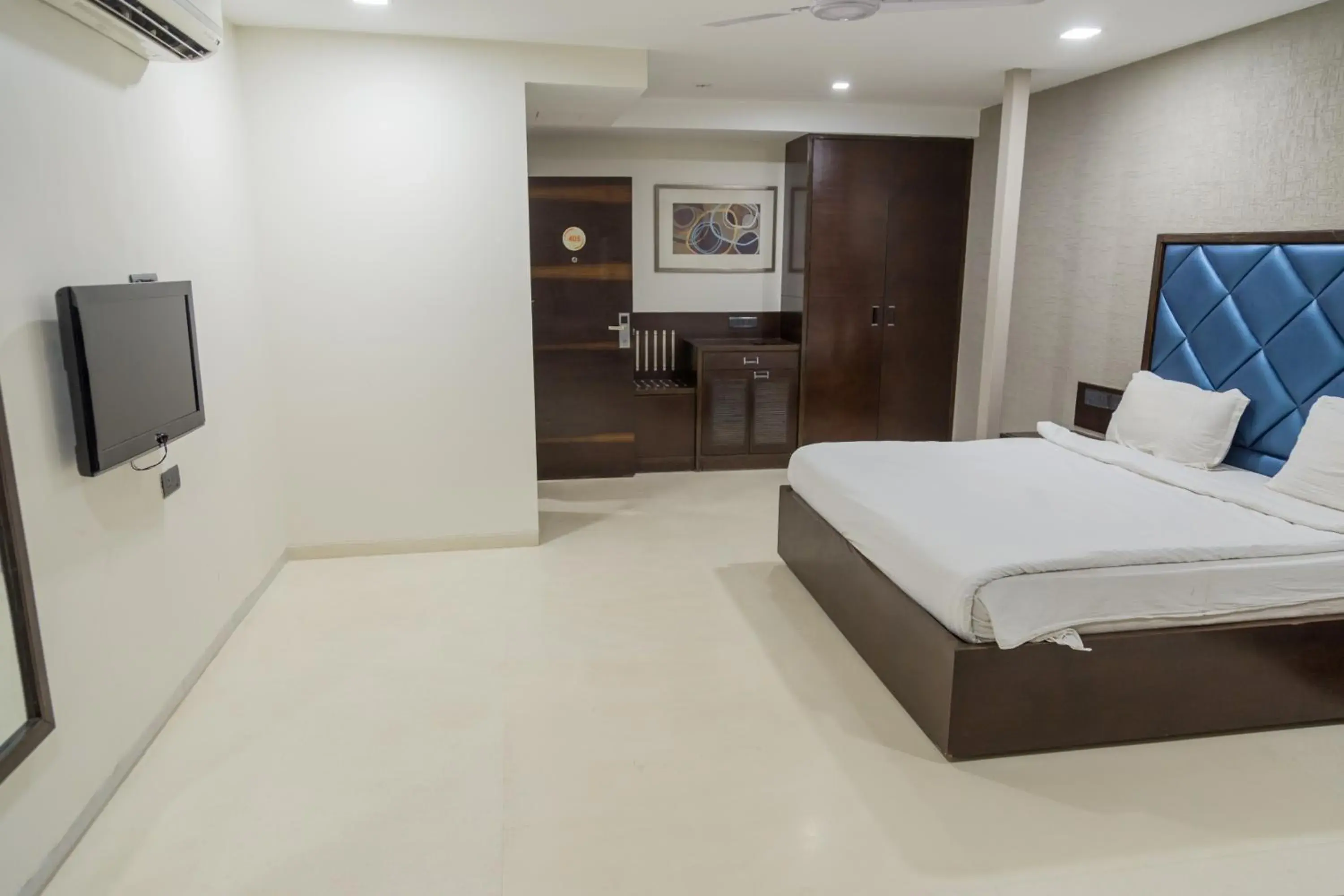 TV and multimedia, Bed in Ginger Ahmedabad, Satellite TV and multimedia, Bed in Ginger Ahmedabad, Satellite