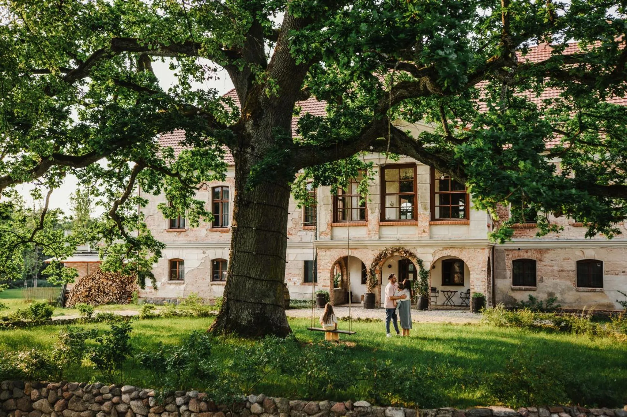 Property building in Folwark Wielka Wieś - Pałac pod Dębem