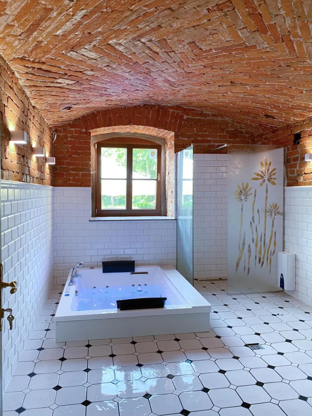 Hot Tub in Folwark Wielka Wieś - Pałac pod Dębem