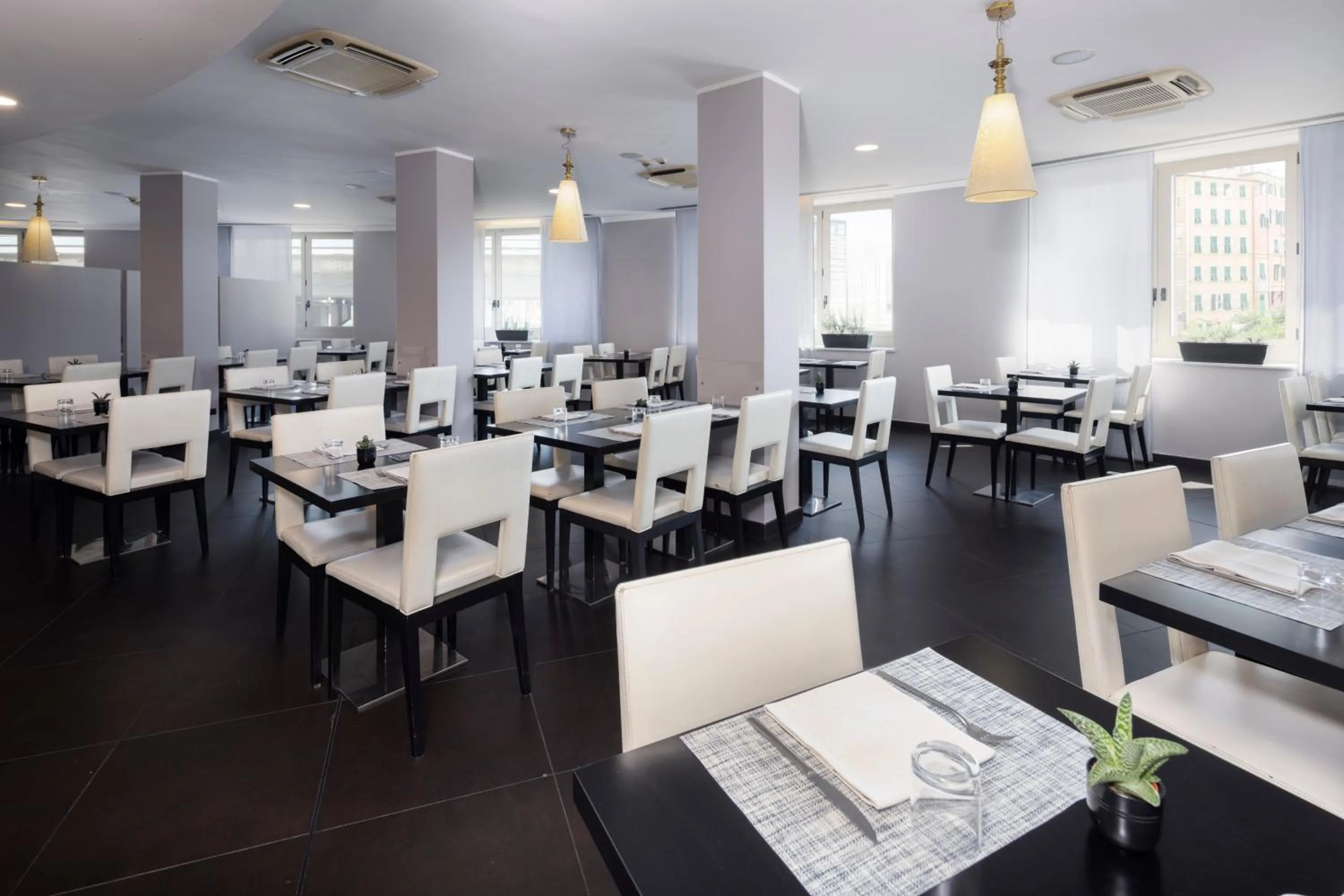 Restaurant/places to eat in Holiday Inn Genoa City by IHG