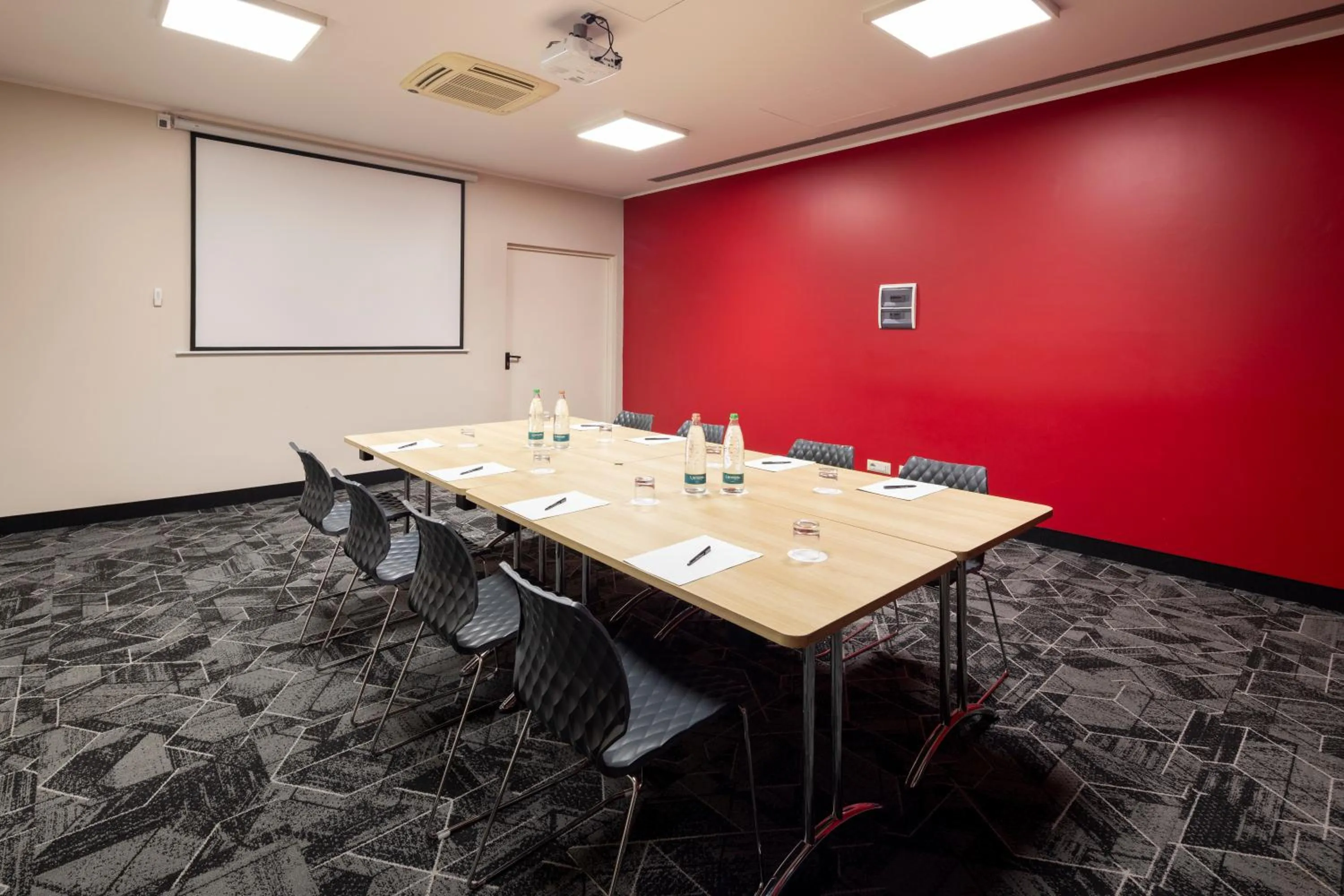 Meeting/conference room in Holiday Inn Genoa City by IHG