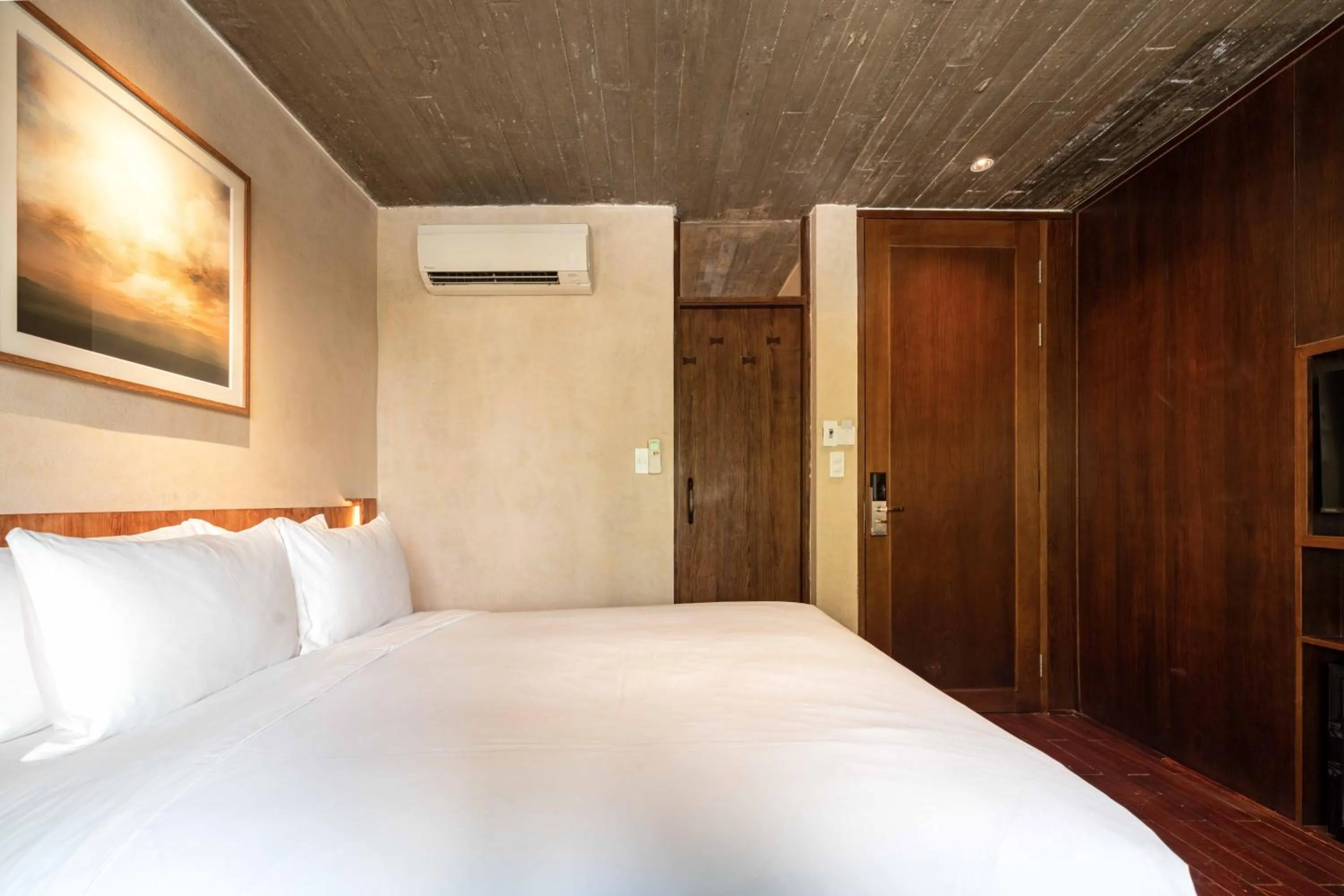 Photo of the whole room, Bed in The Memory Danang Boutique