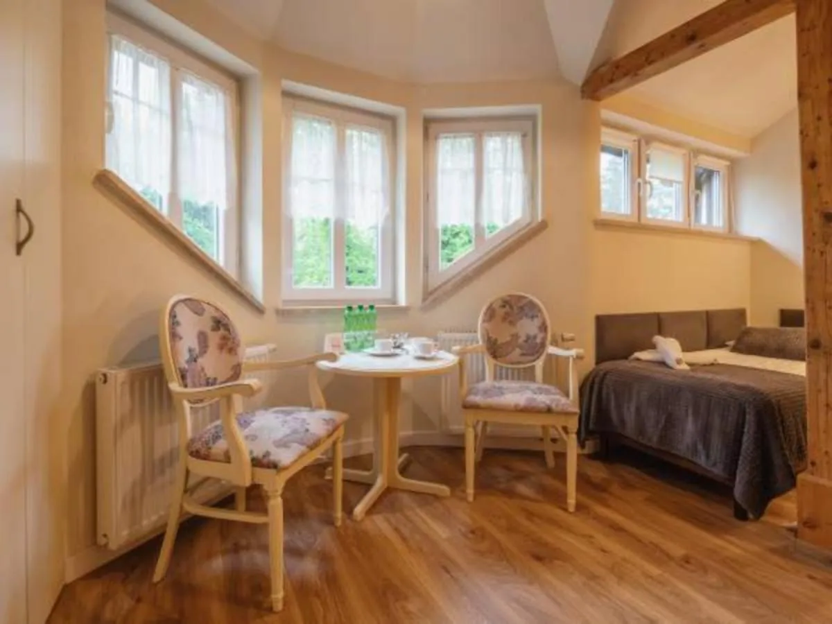 Text overlay, Bed in Villa Lessing