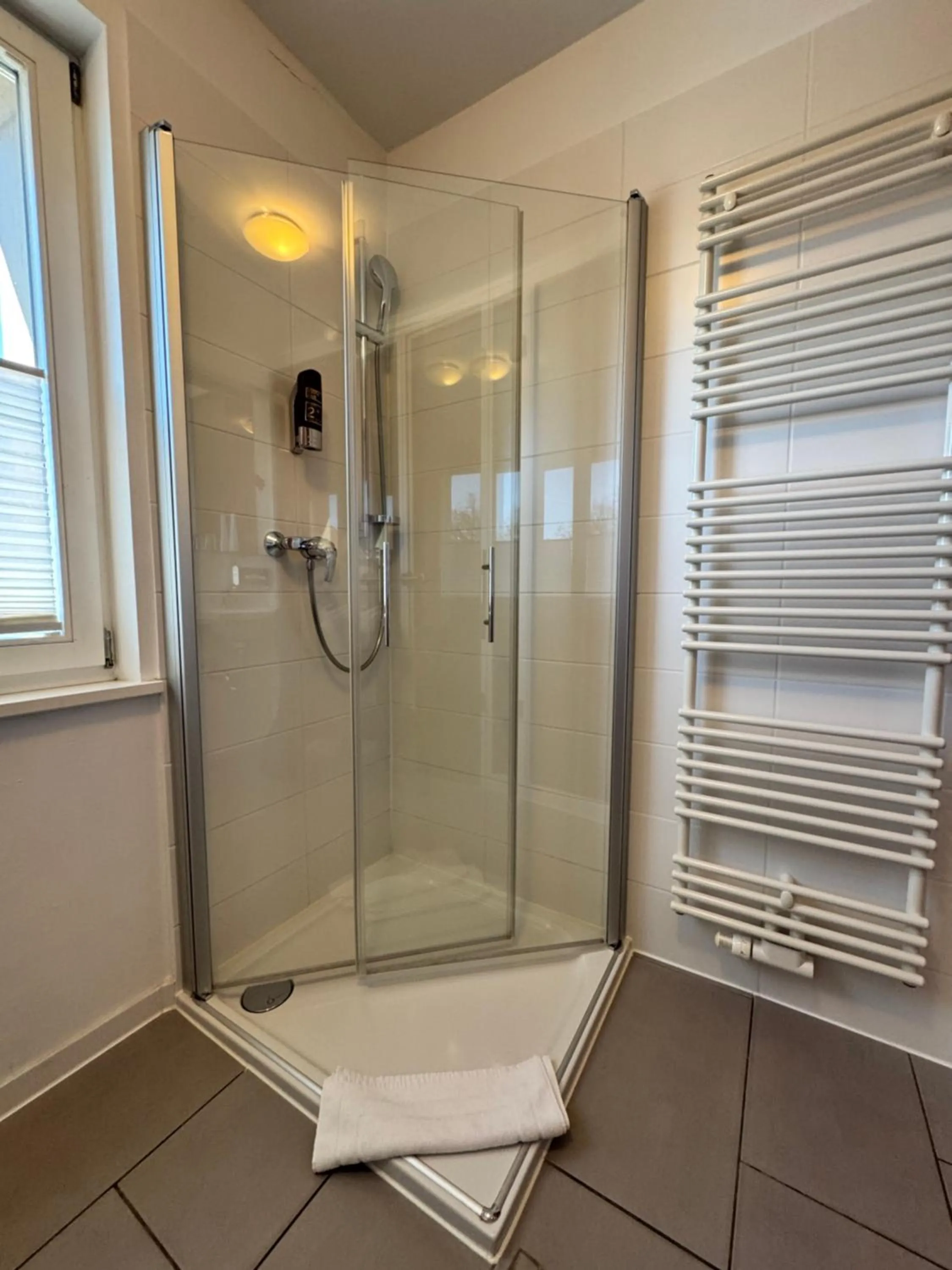 Shower in veloInn Hotel Bad Berka im Weimarer Land