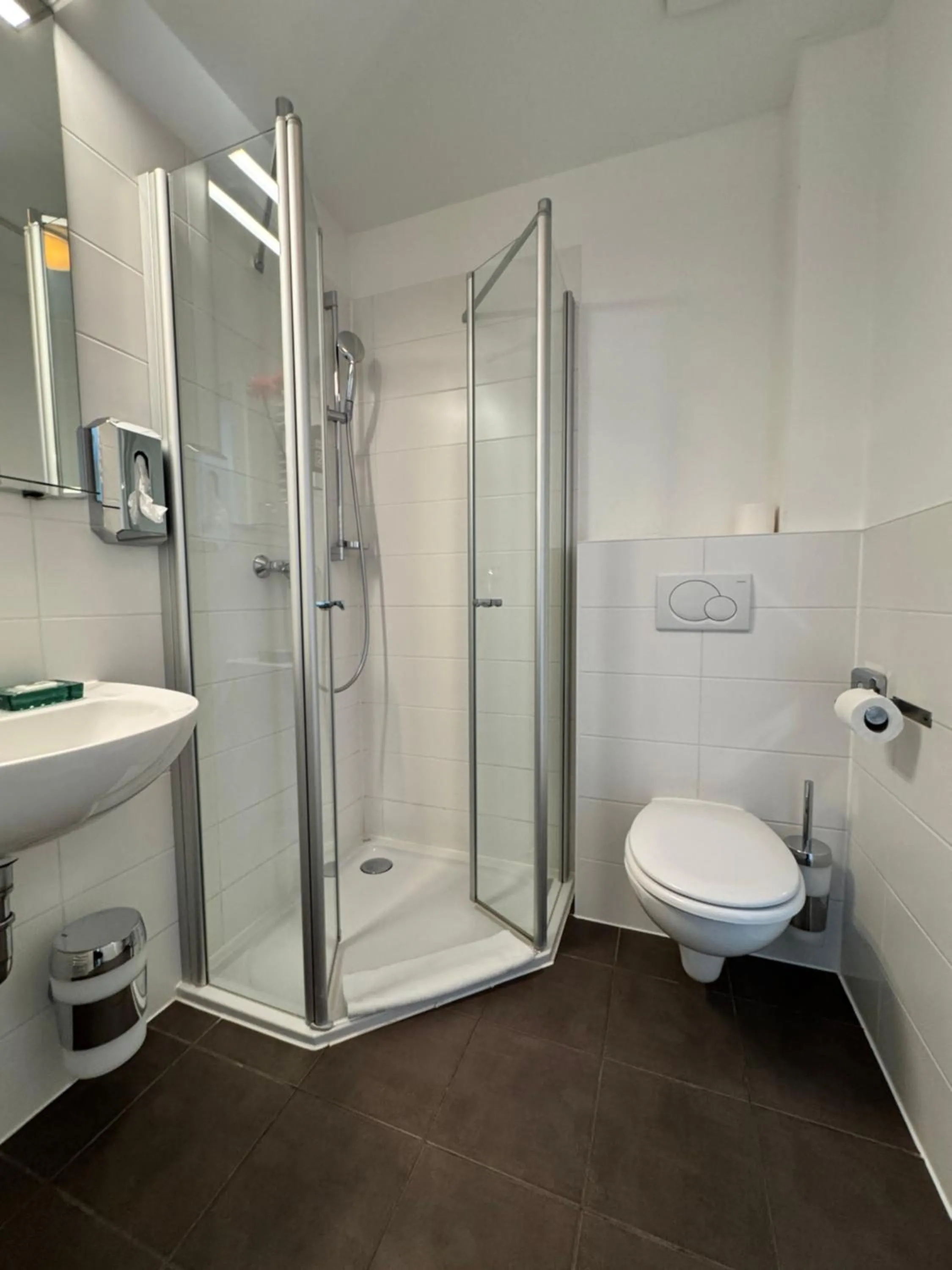 Shower in veloInn Hotel Bad Berka im Weimarer Land