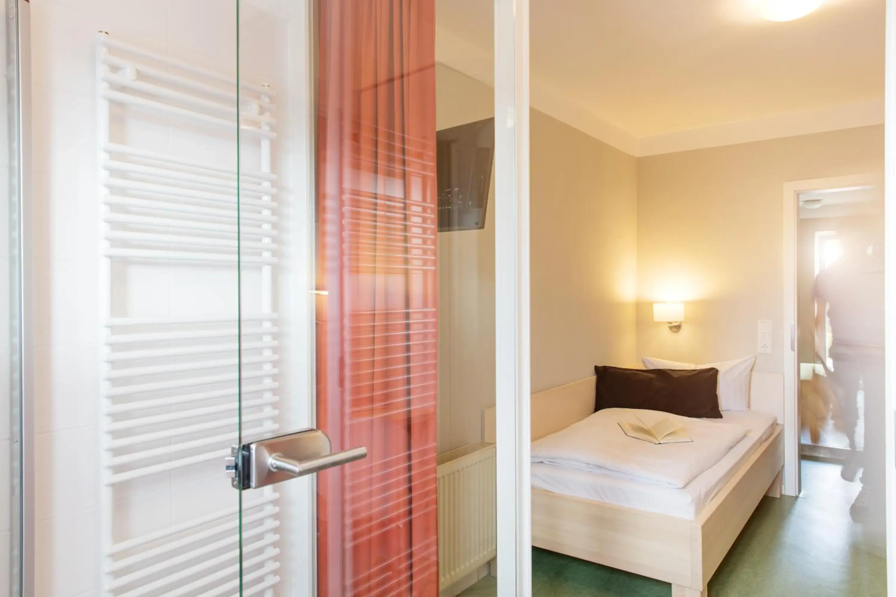 Classic Single Room with Shower - single occupancy in veloInn Hotel Bad Berka im Weimarer Land Classic Single Room with Shower - single occupancy in veloInn Hotel Bad Berka im Weimarer Land