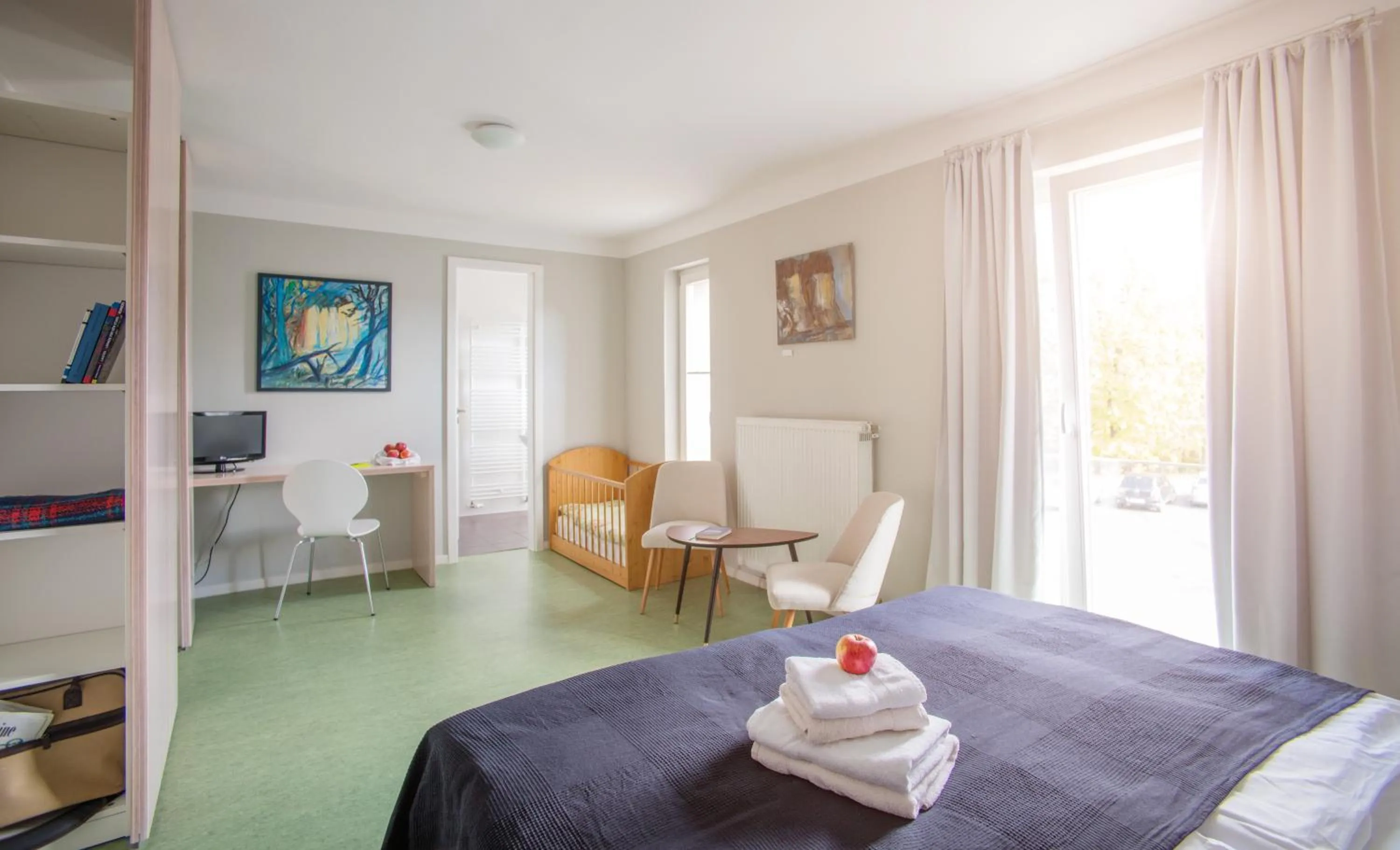 cot, Bed in veloInn Hotel Bad Berka im Weimarer Land