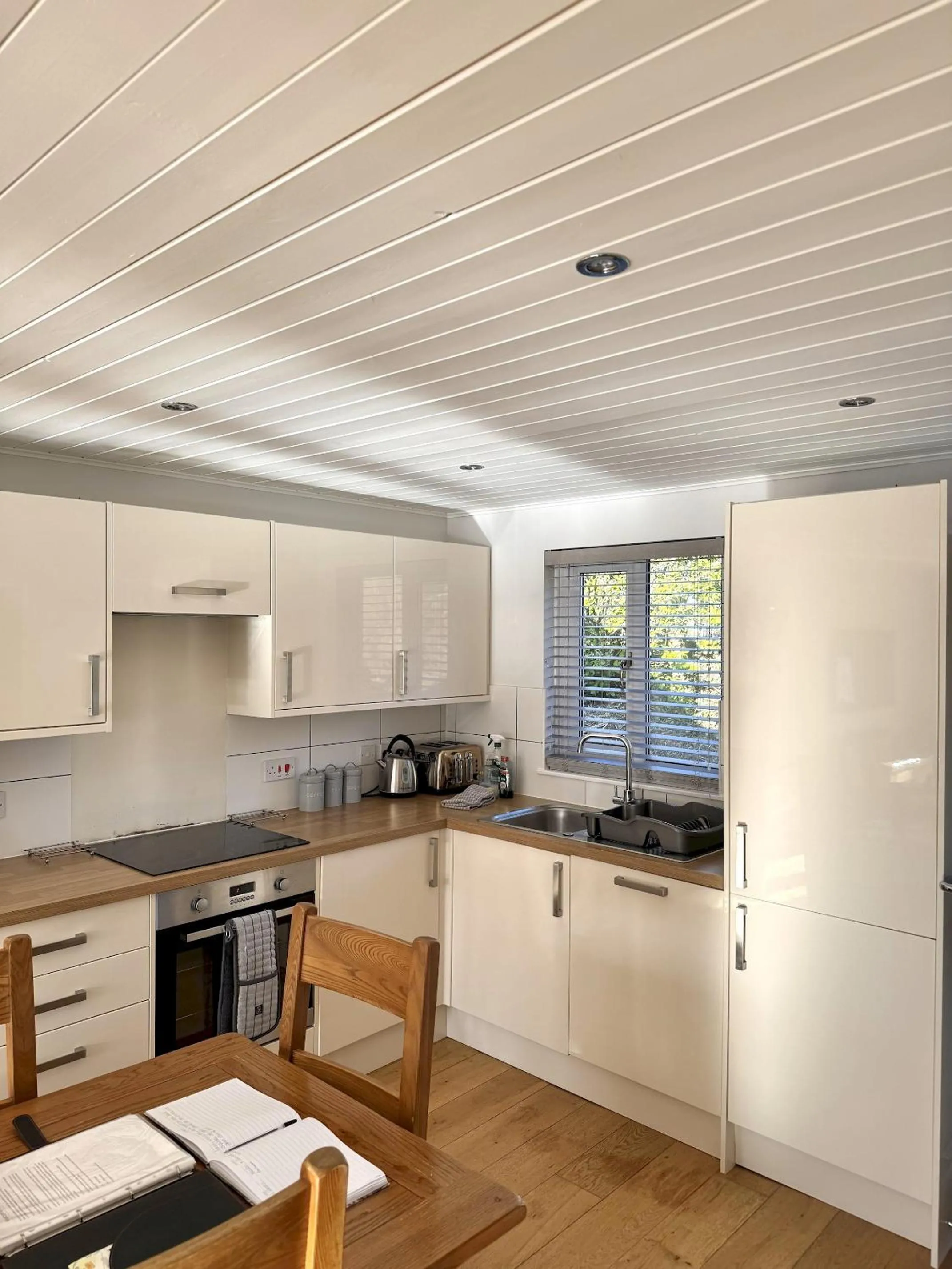 Pet-Friendly Waterside Lodge - Cotswold Water Park