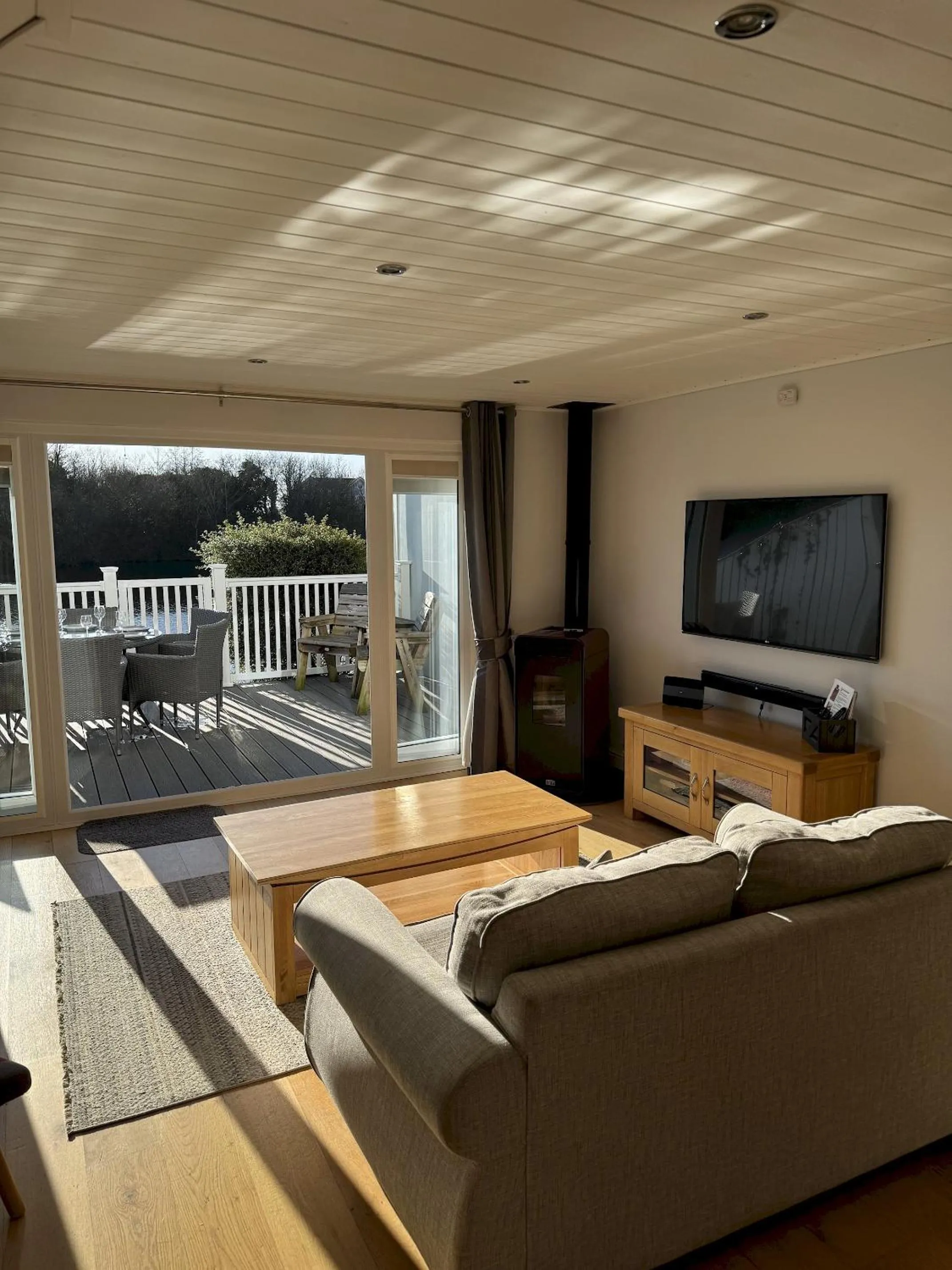 Pet-Friendly Waterside Lodge - Cotswold Water Park