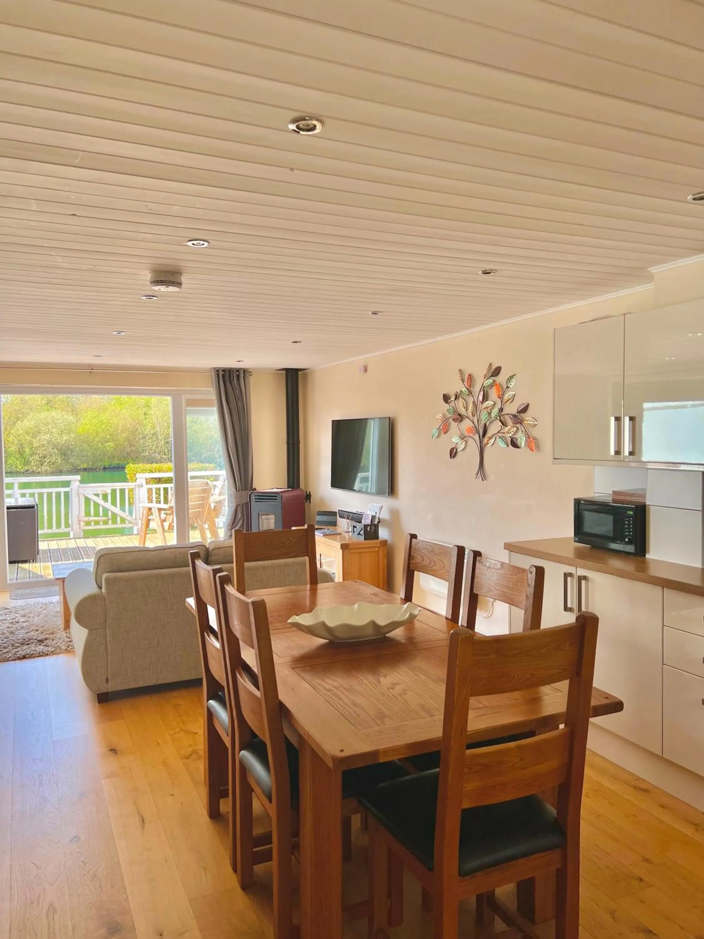 Pet-Friendly Waterside Lodge - Cotswold Water Park