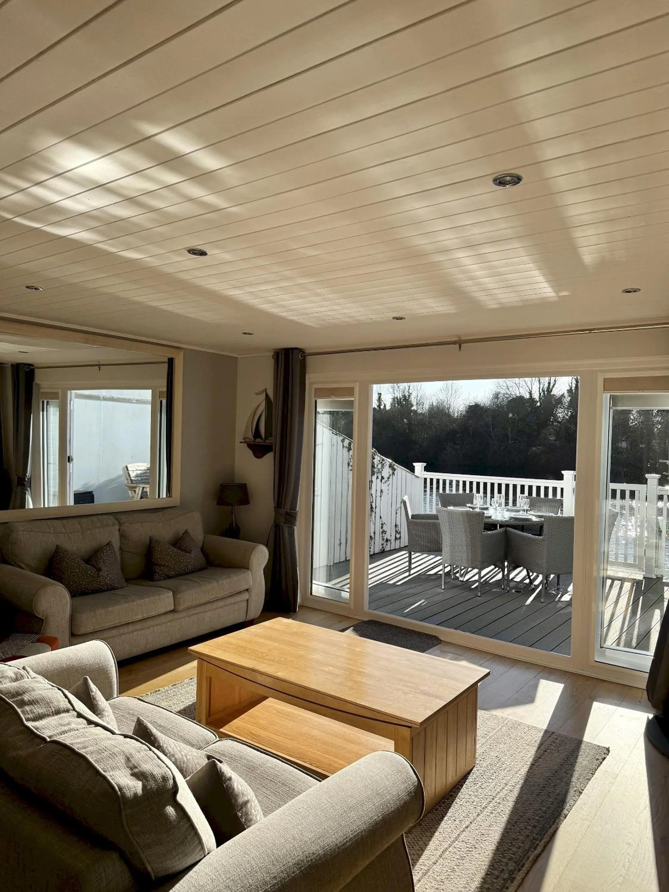Pet-Friendly Waterside Lodge - Cotswold Water Park