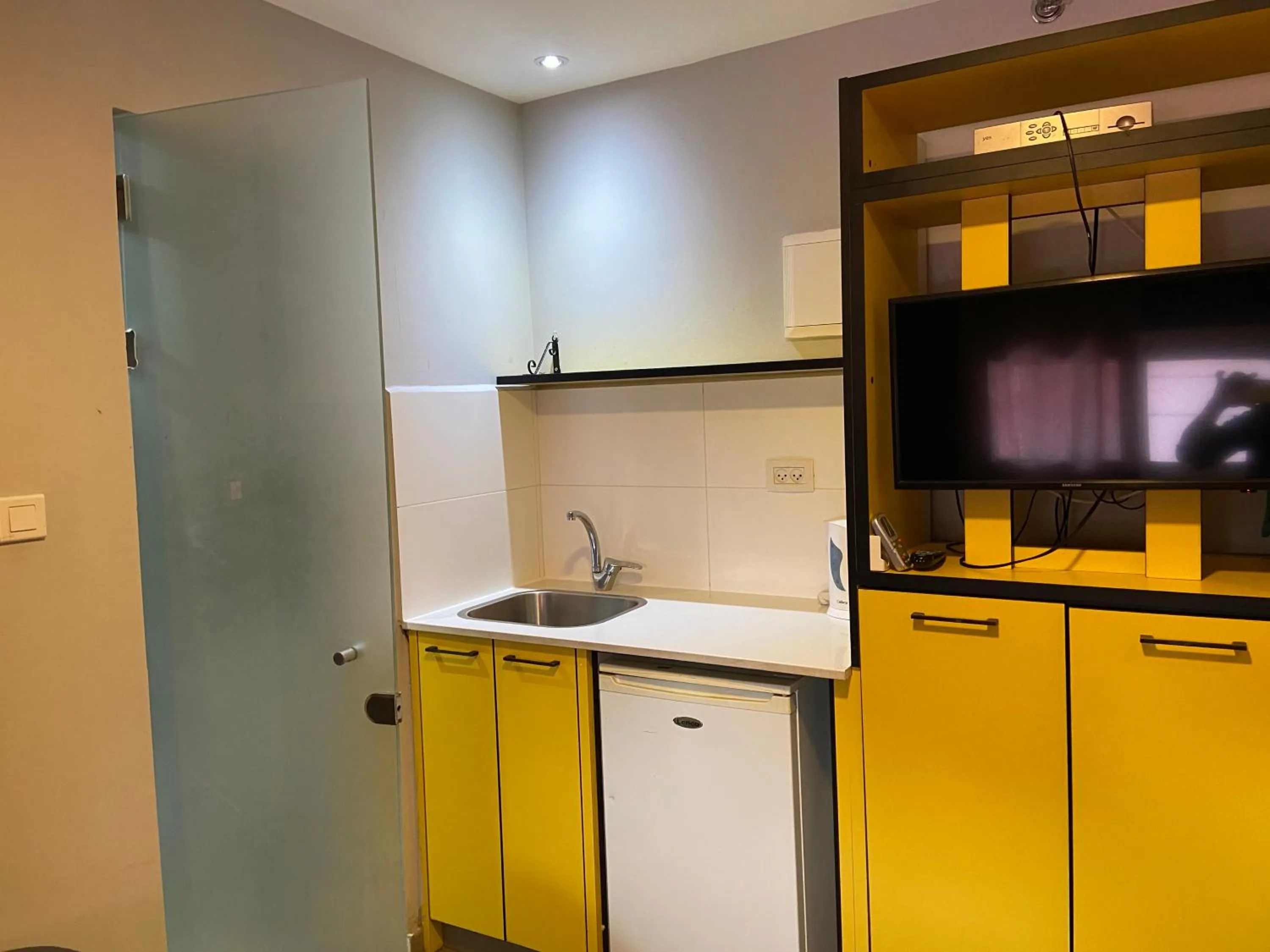 Kitchen or kitchenette in Amdar Hostel