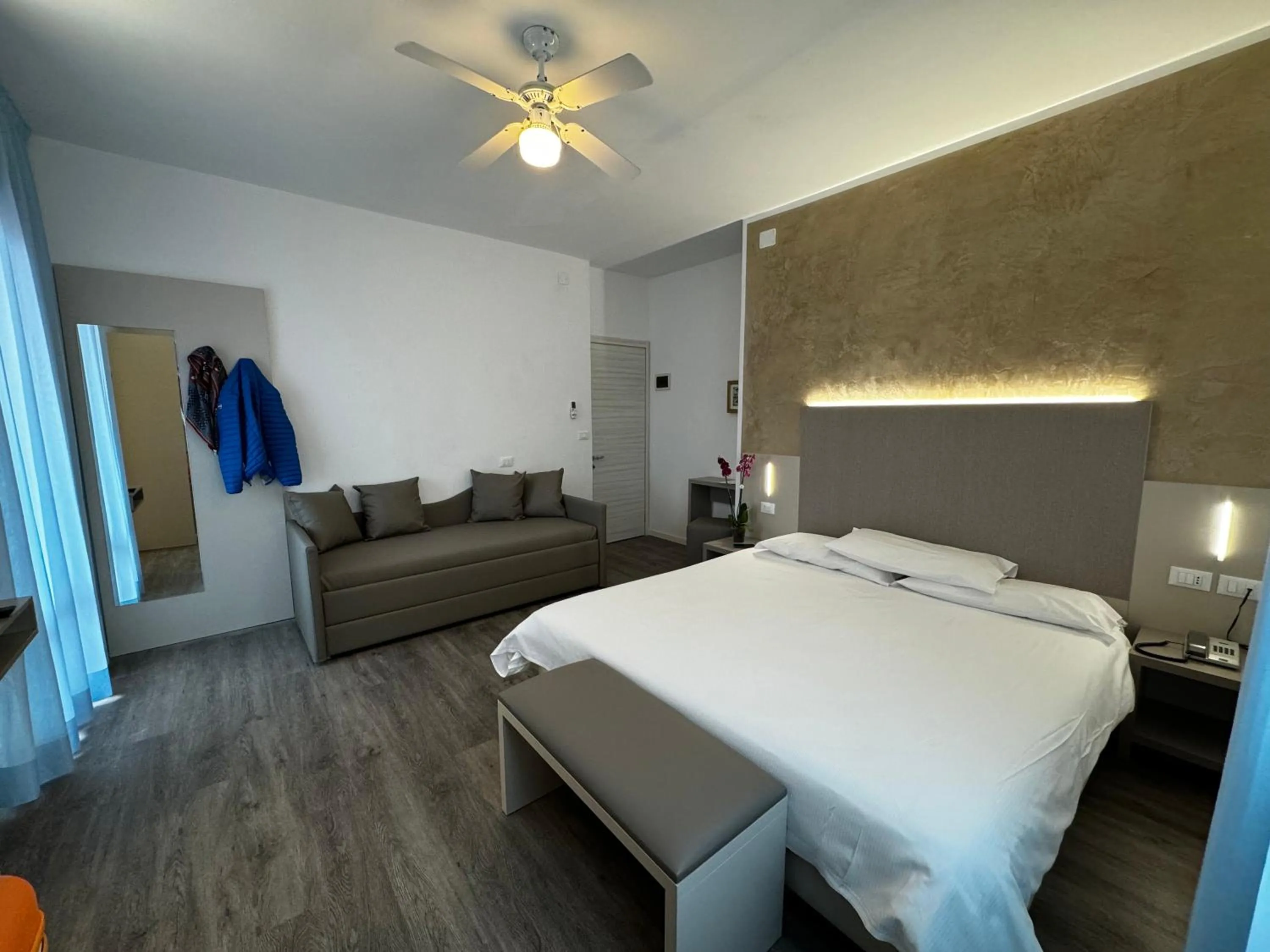 Balcony/Terrace, Bed in Hotel Etna