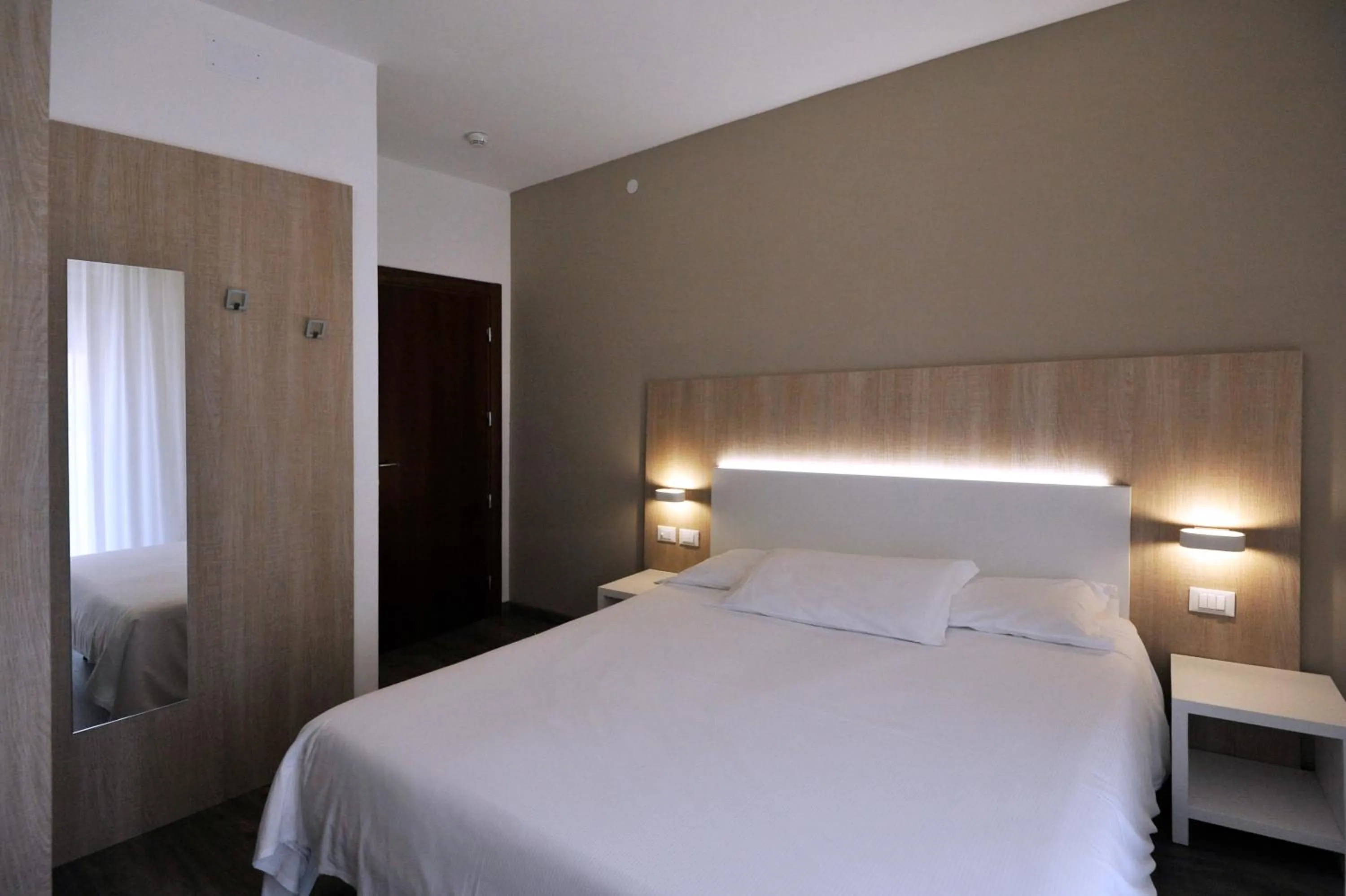 Shower, Bed in Hotel Etna