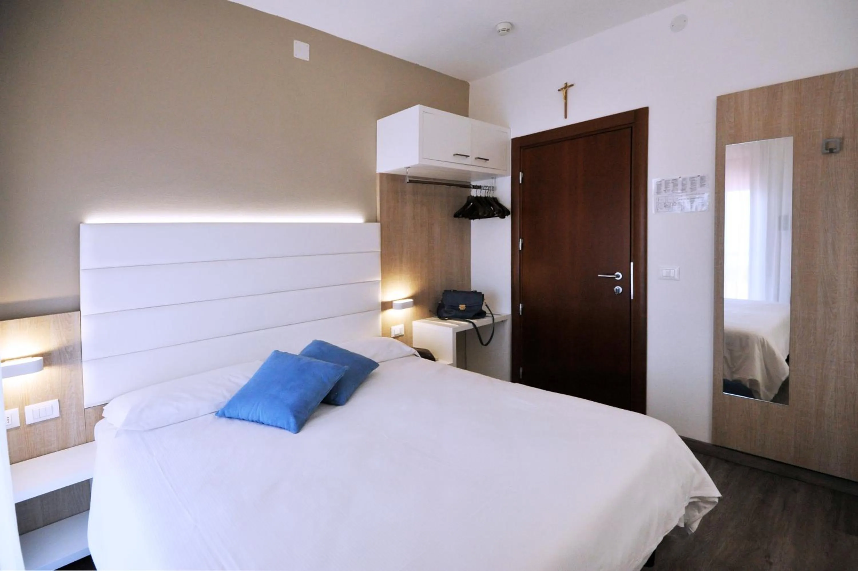 Shower, Bed in Hotel Etna