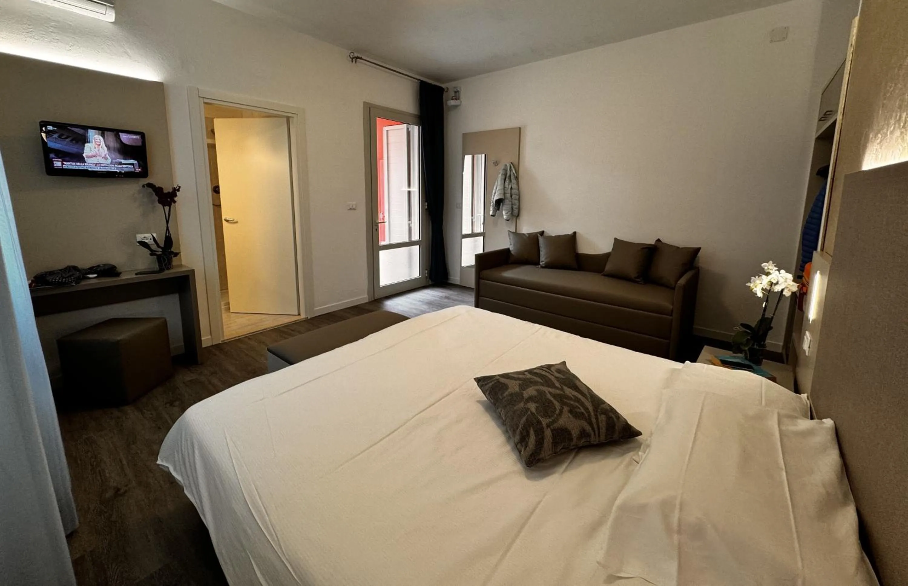 Breakfast, Bed in Hotel Etna