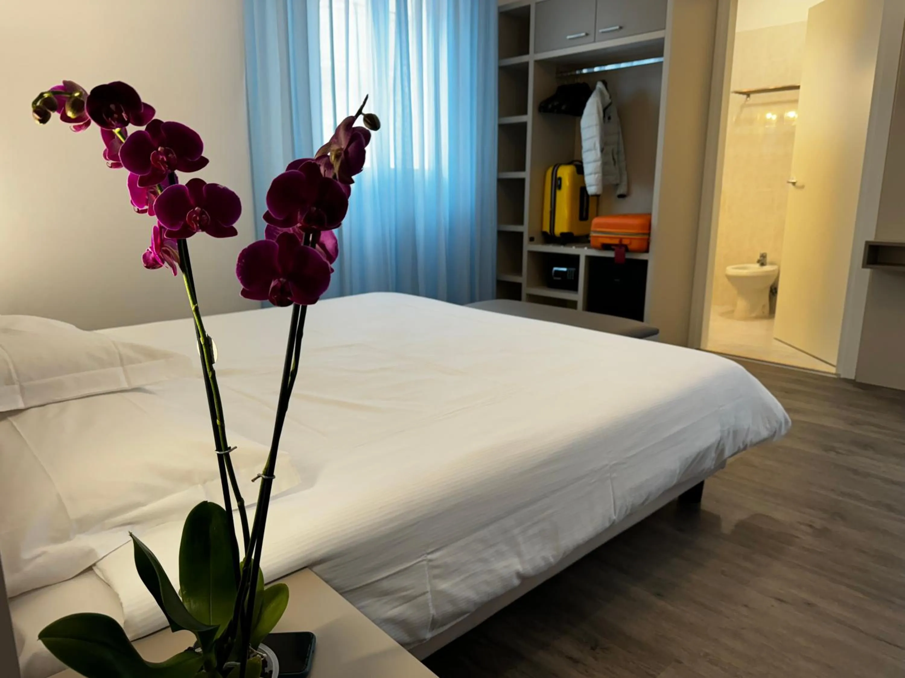 Bathroom, Bed in Hotel Etna