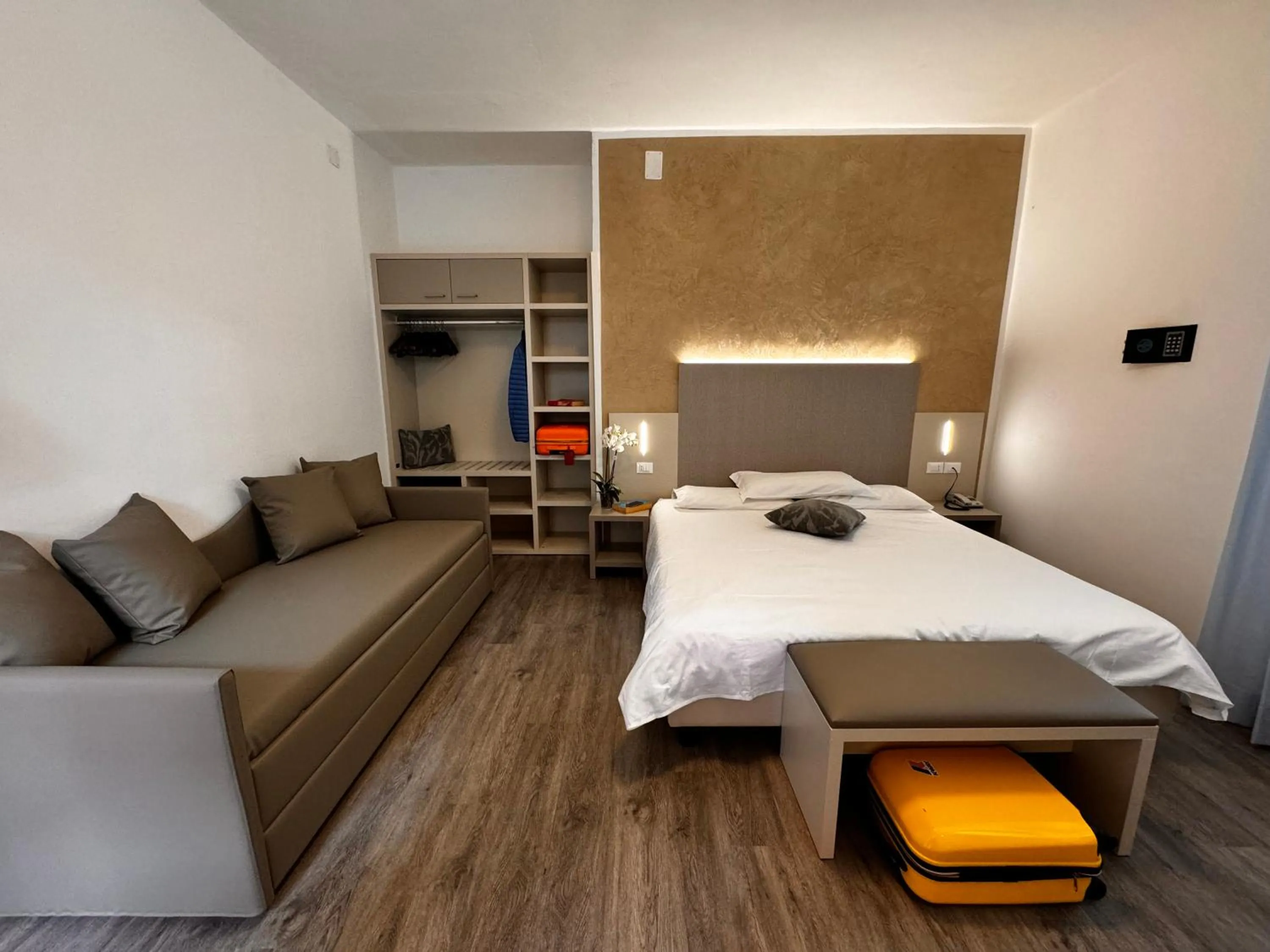 Bathroom, Bed in Hotel Etna