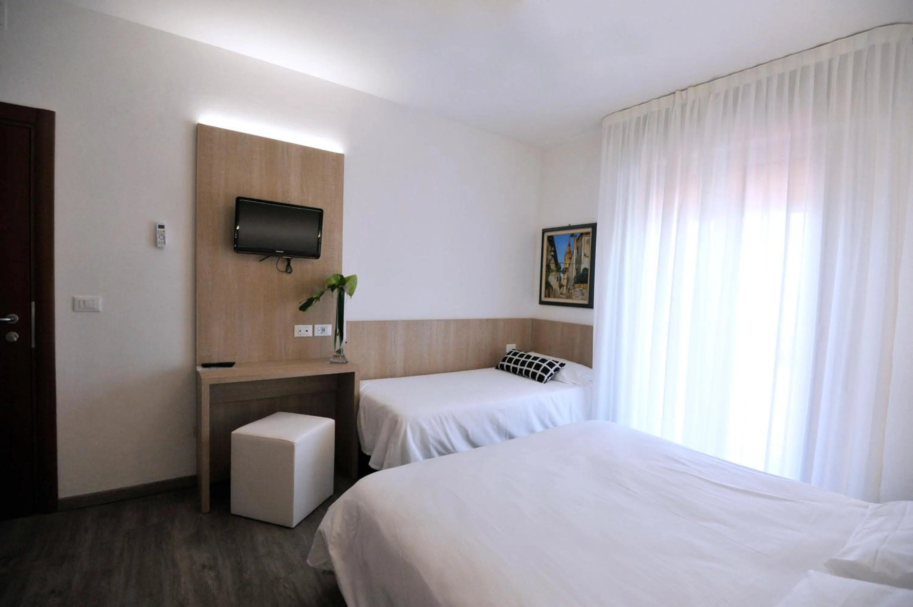 Shower, Bed in Hotel Etna