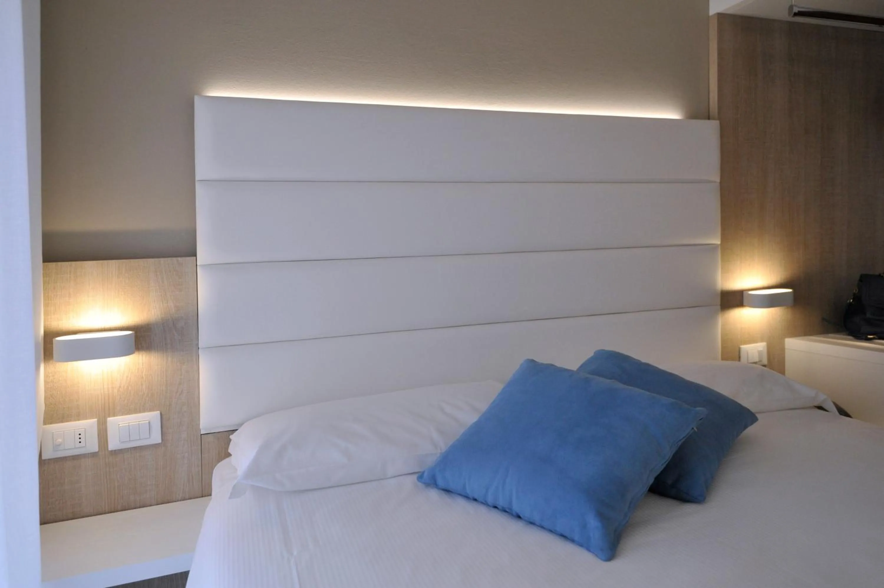 Shower, Bed in Hotel Etna