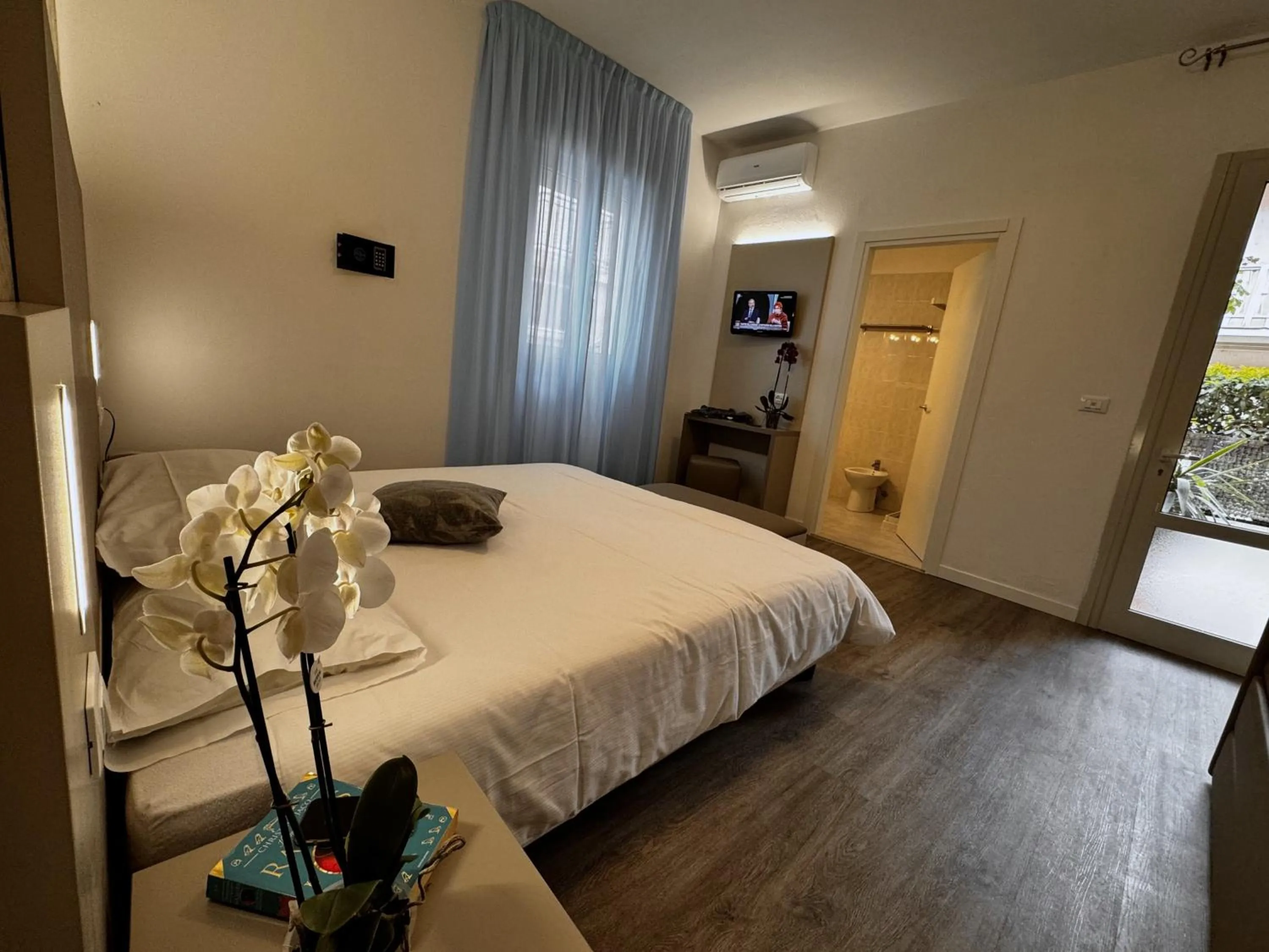 Bathroom, Bed in Hotel Etna