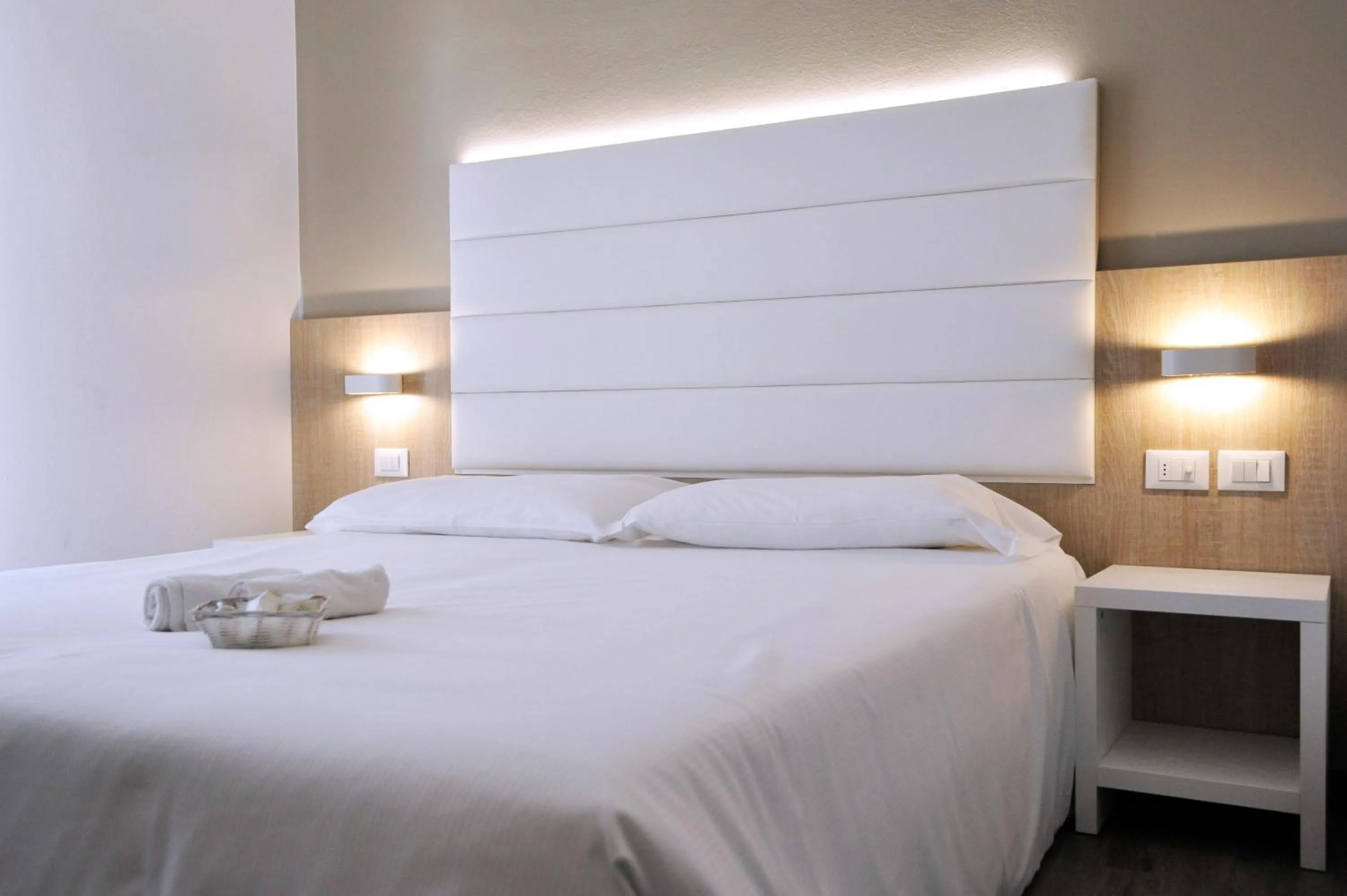 Shower, Bed in Hotel Etna