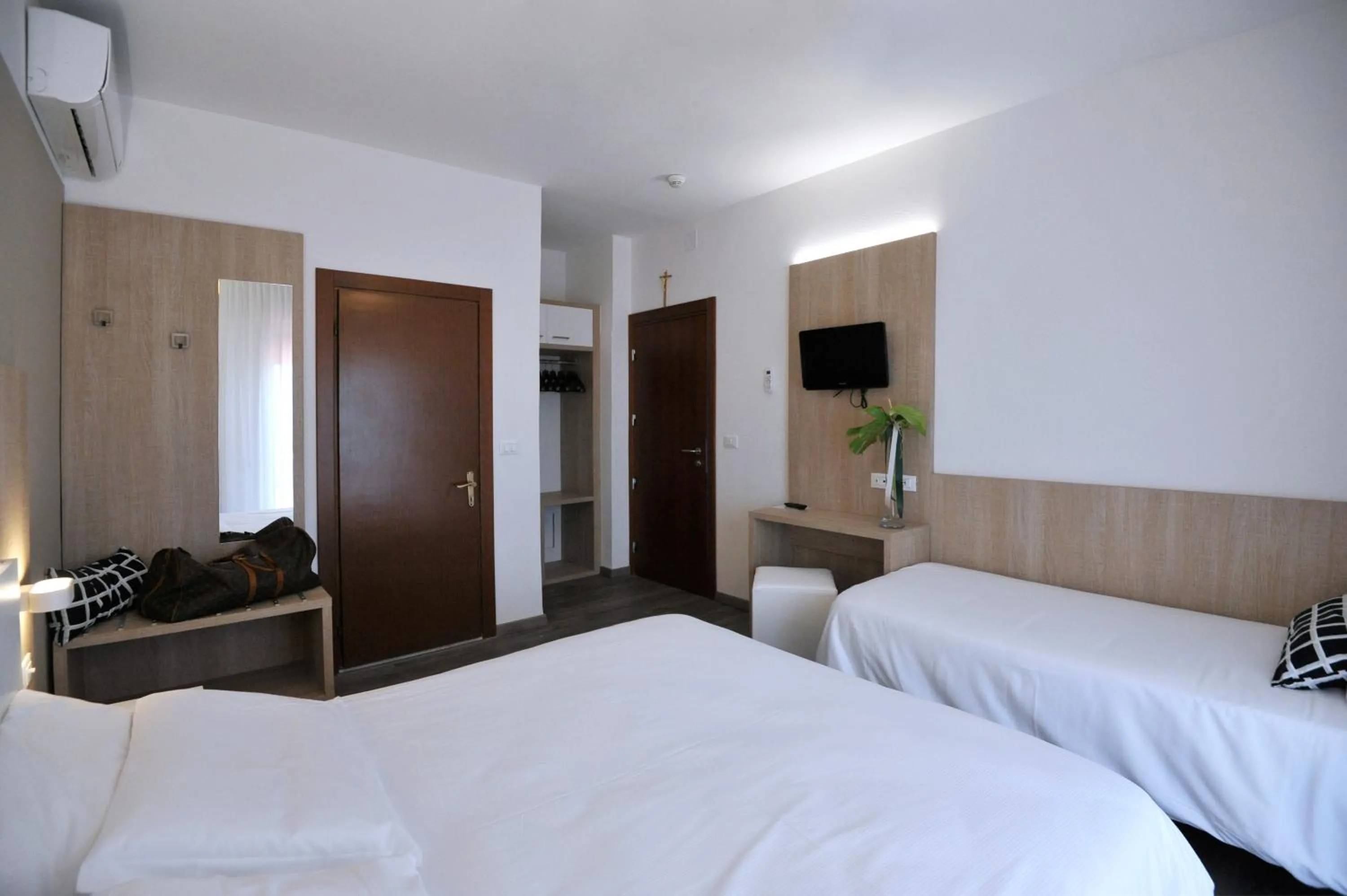 Shower, Bed in Hotel Etna