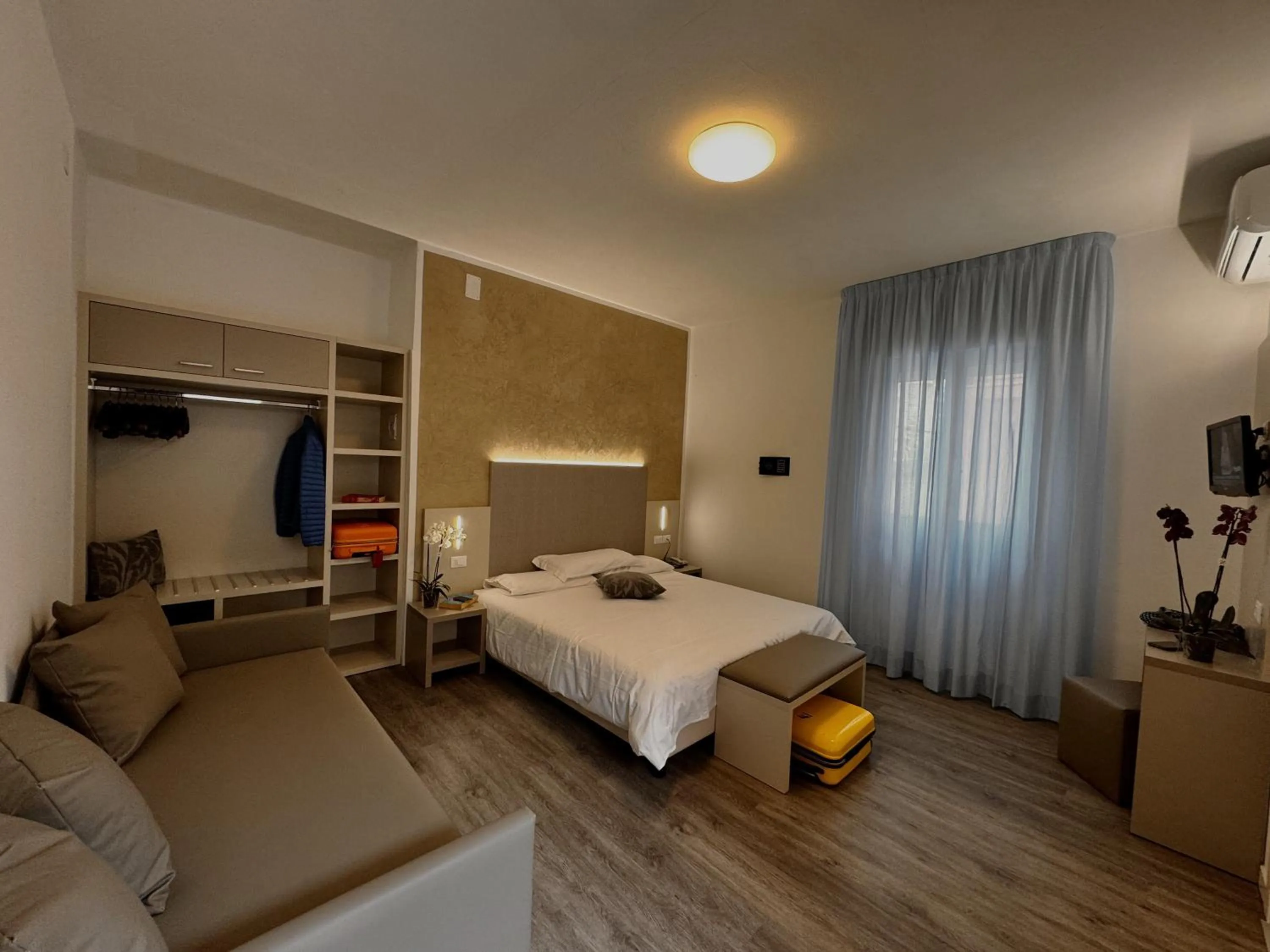 Bathroom, Bed in Hotel Etna