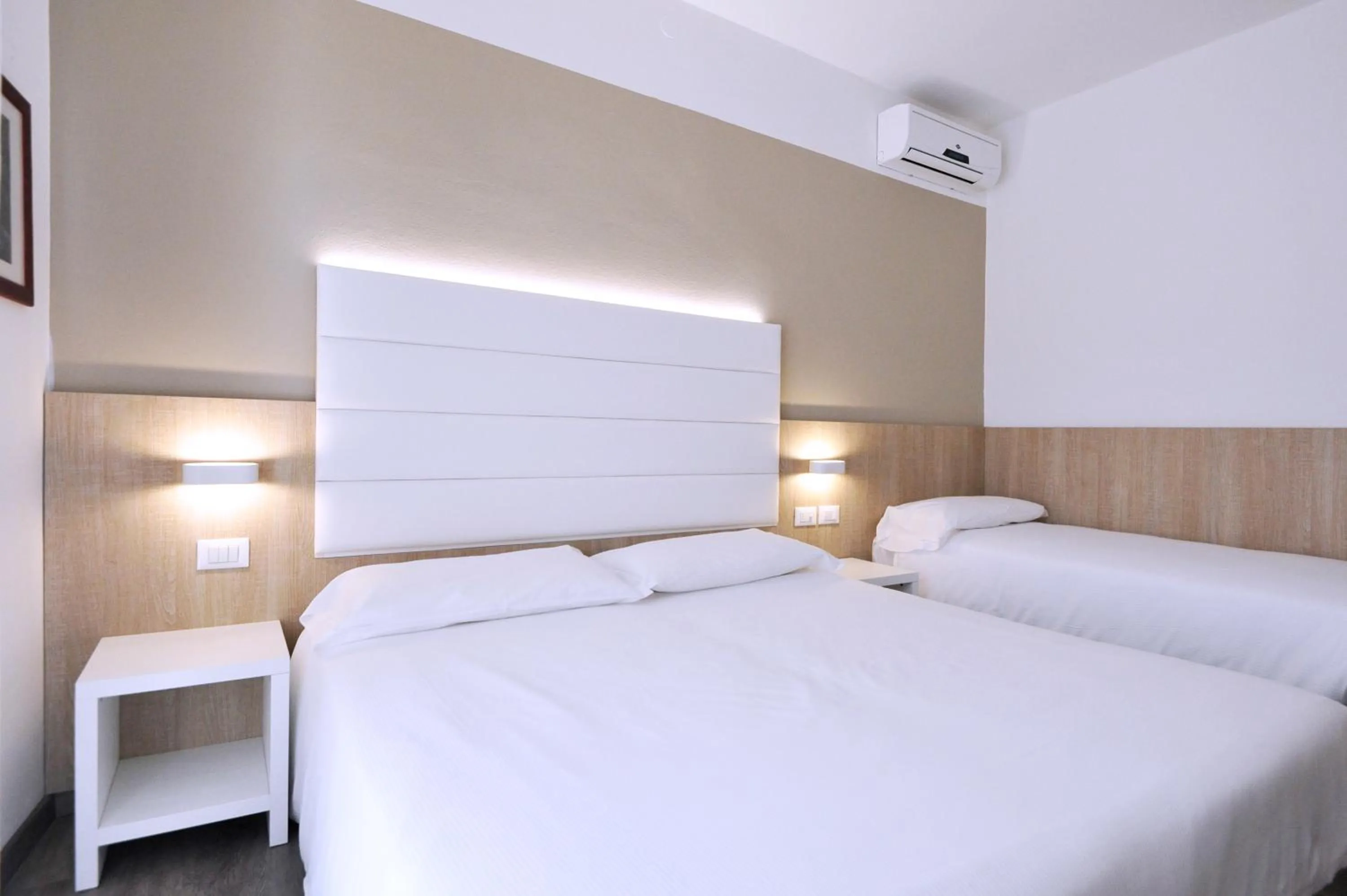 Shower, Bed in Hotel Etna