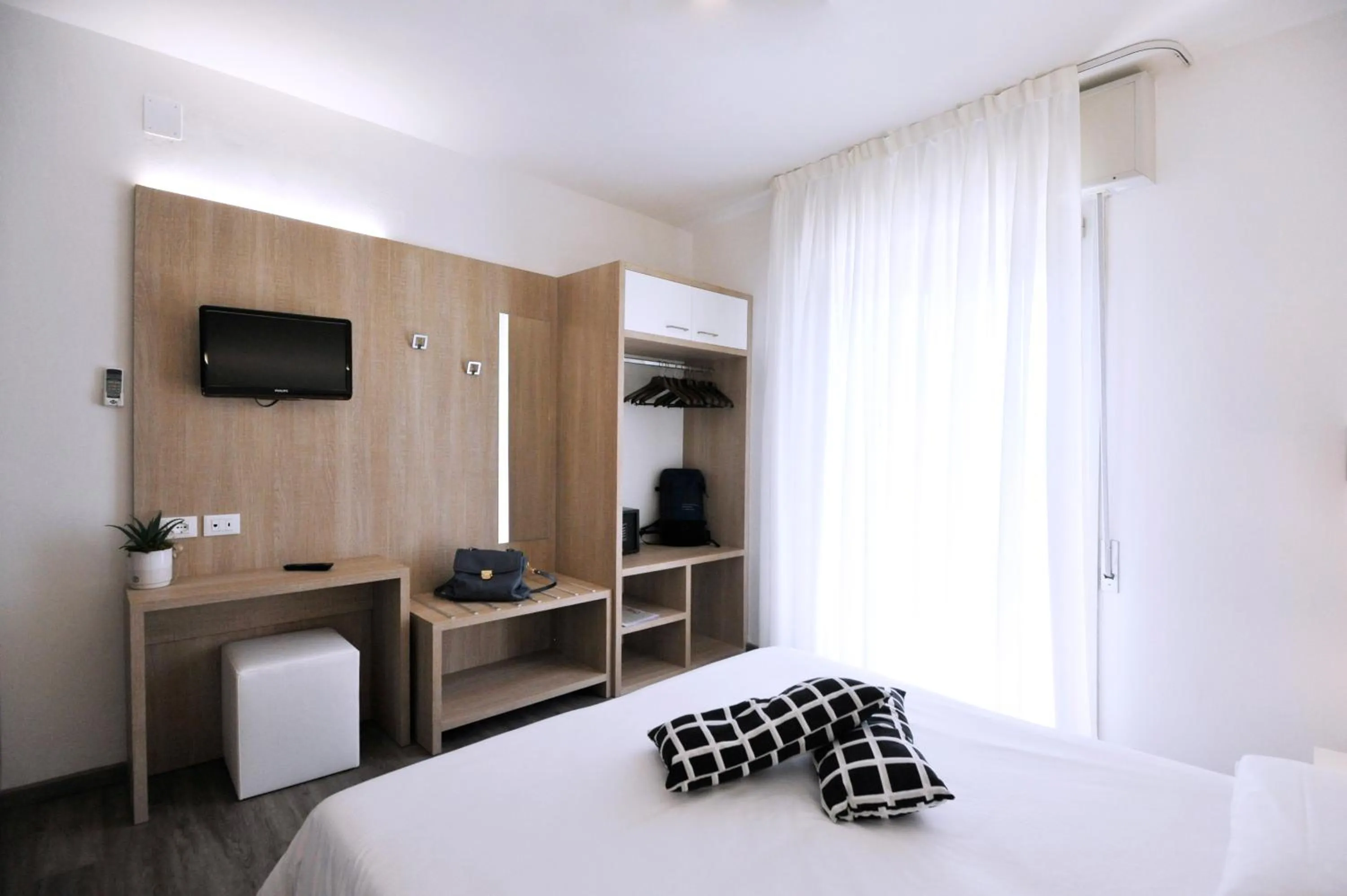 Shower, Bed in Hotel Etna