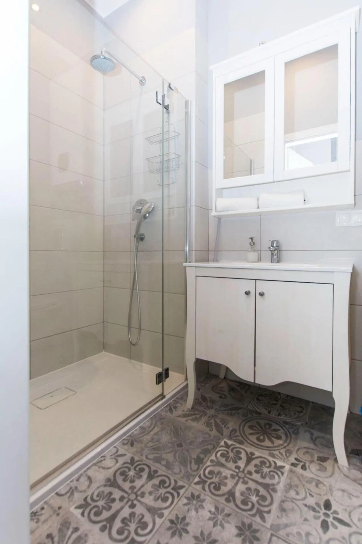 Shower in Old Town by Apartmore