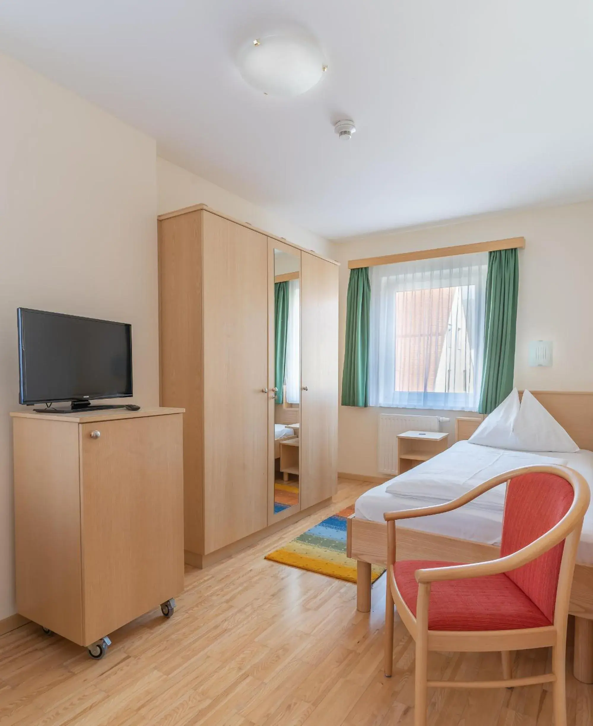 Standard Single Room with Shower - single occupancy in Hotel Kindler 2,0 Self-Check-In Standard Single Room with Shower - single occupancy in Hotel Kindler 2,0 Self-Check-In