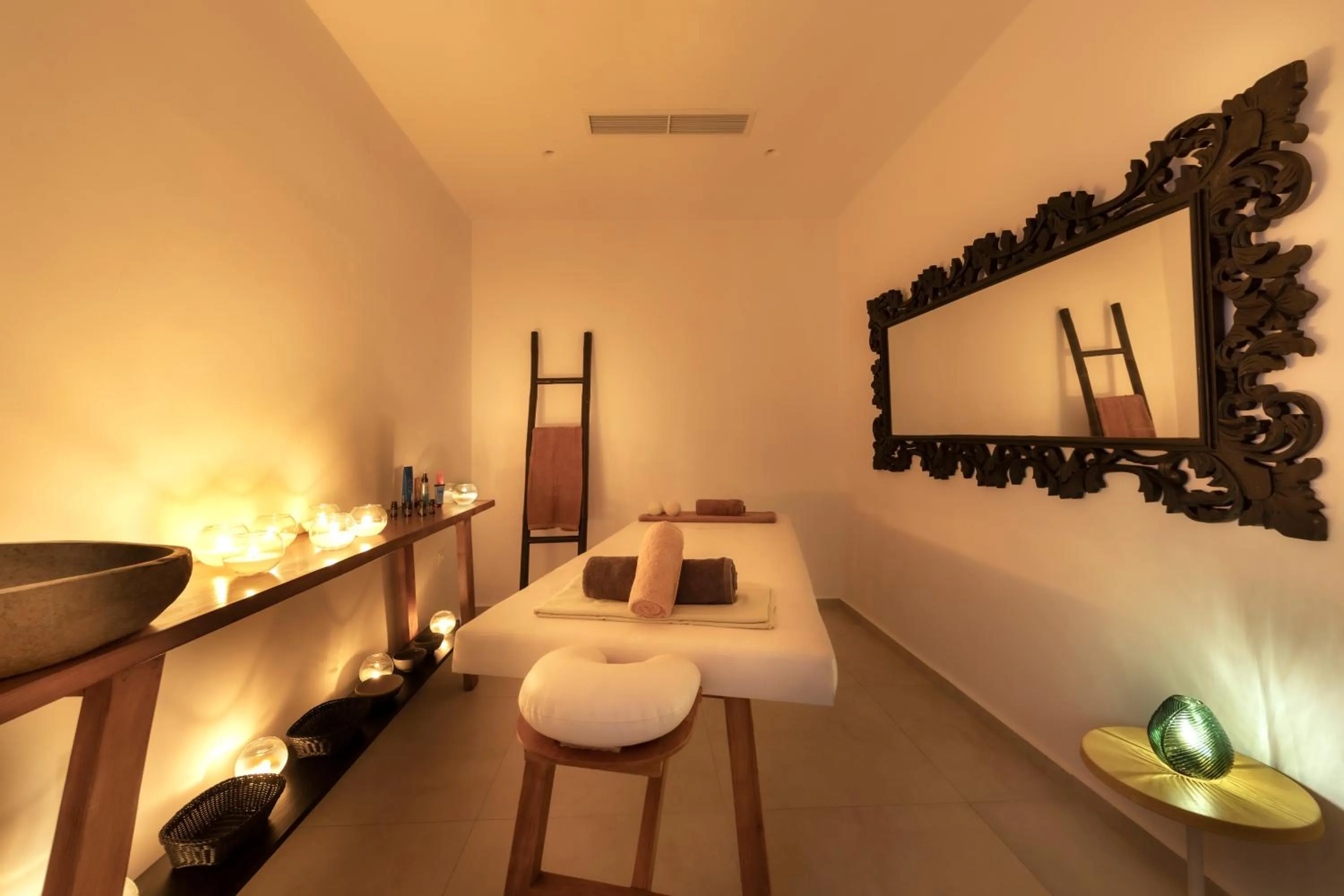 Massage, Bed in Secret View Hotel
