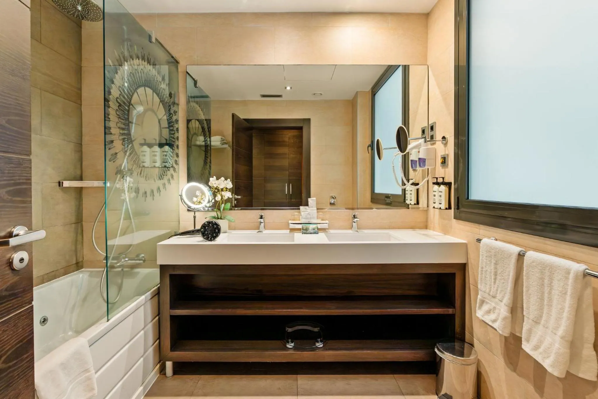 Photo of the whole room in Hotel Indigo Barcelona - Plaza Catalunya 4Sup by IHG