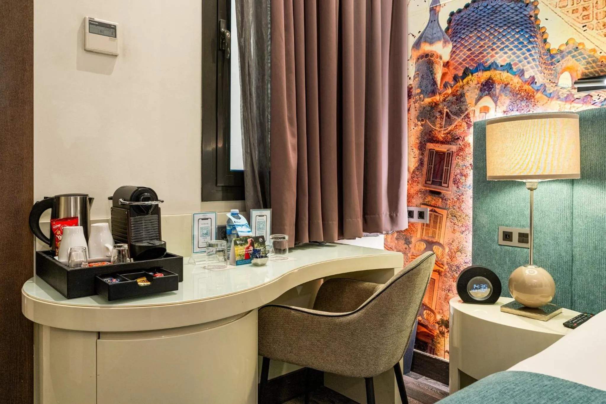 Photo of the whole room, Bed in Hotel Indigo Barcelona - Plaza Catalunya 4Sup by IHG