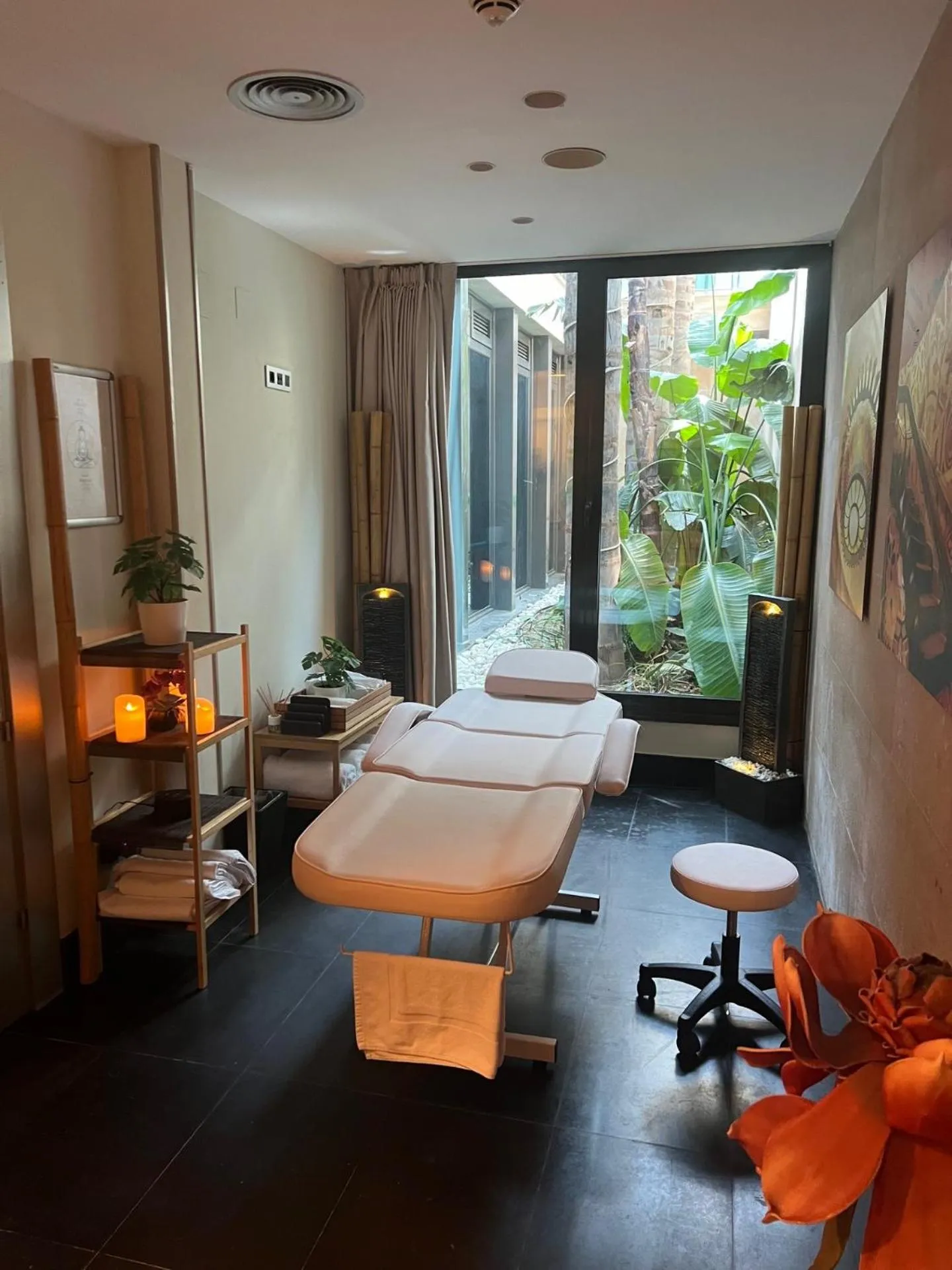 Massage, Bed in Hotel Indigo Barcelona - Plaza Catalunya 4Sup by IHG