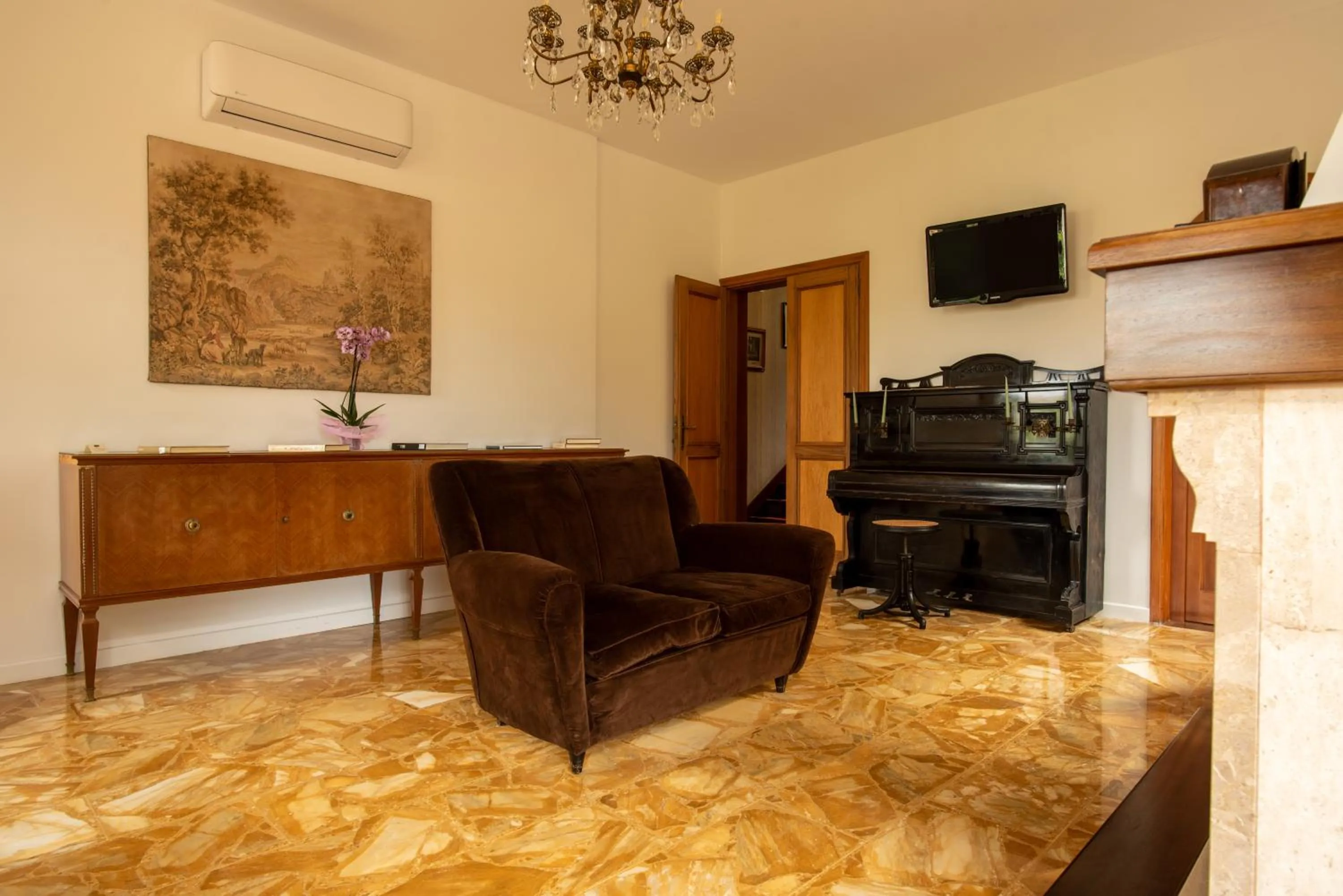 Communal lounge/ TV room in Locanda dei Buoni e Cattivi