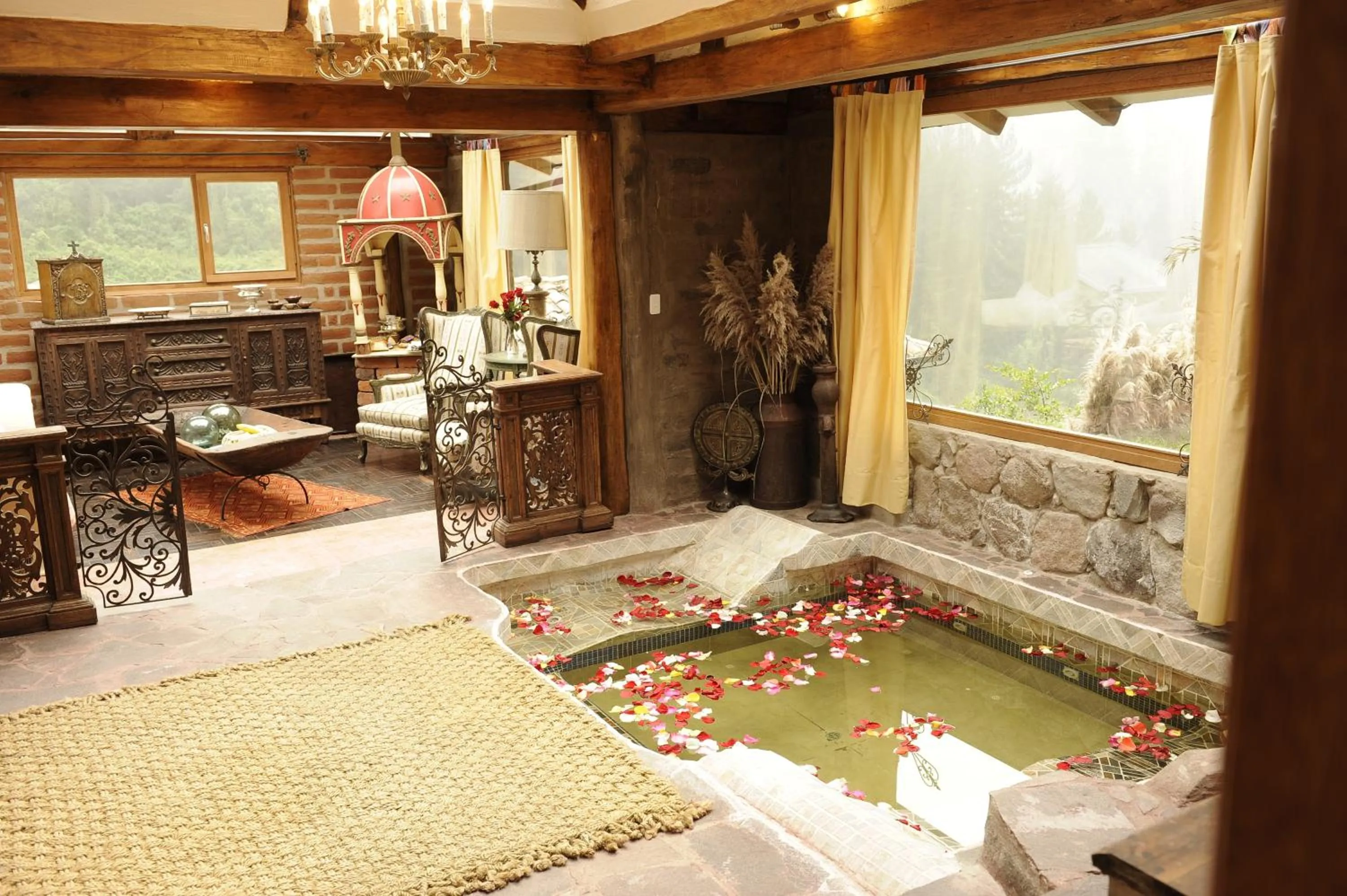 Photo of the whole room in Hacienda Rumiloma